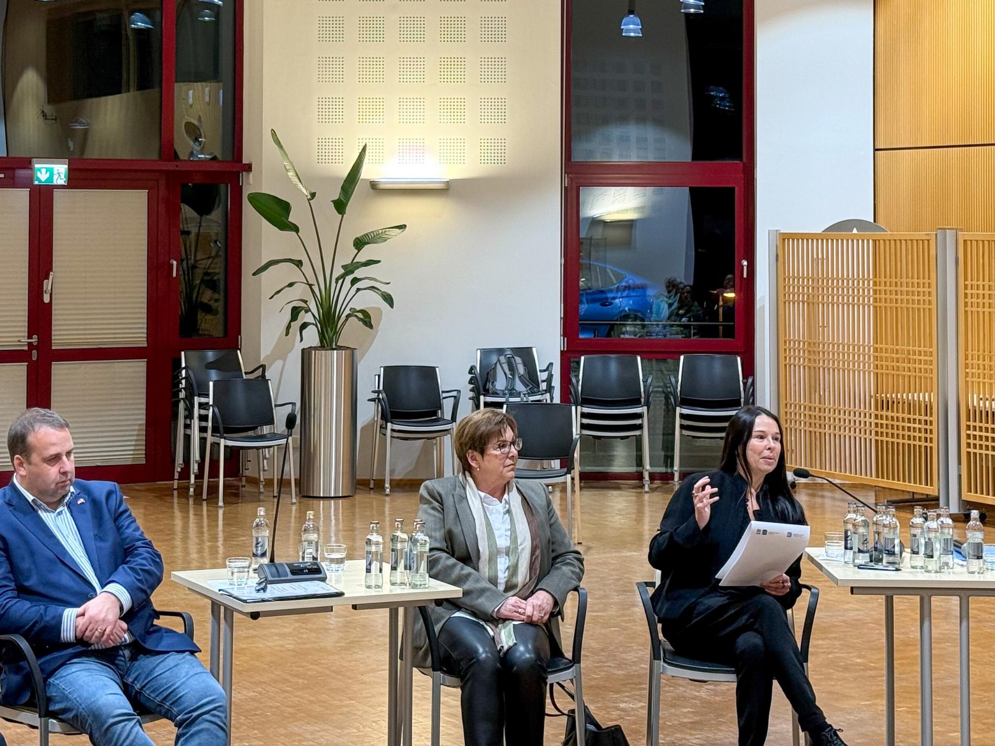 Die Gäste auf dem Podium: Minister Max Hahn, Minister Magnus Jung, Leiterin der Engagemententwicklung, Michaela Tholl sowie Psychologie-Professorin Tatjana Schnell im Gespräch mit Moderator Roman Glauben (r.).