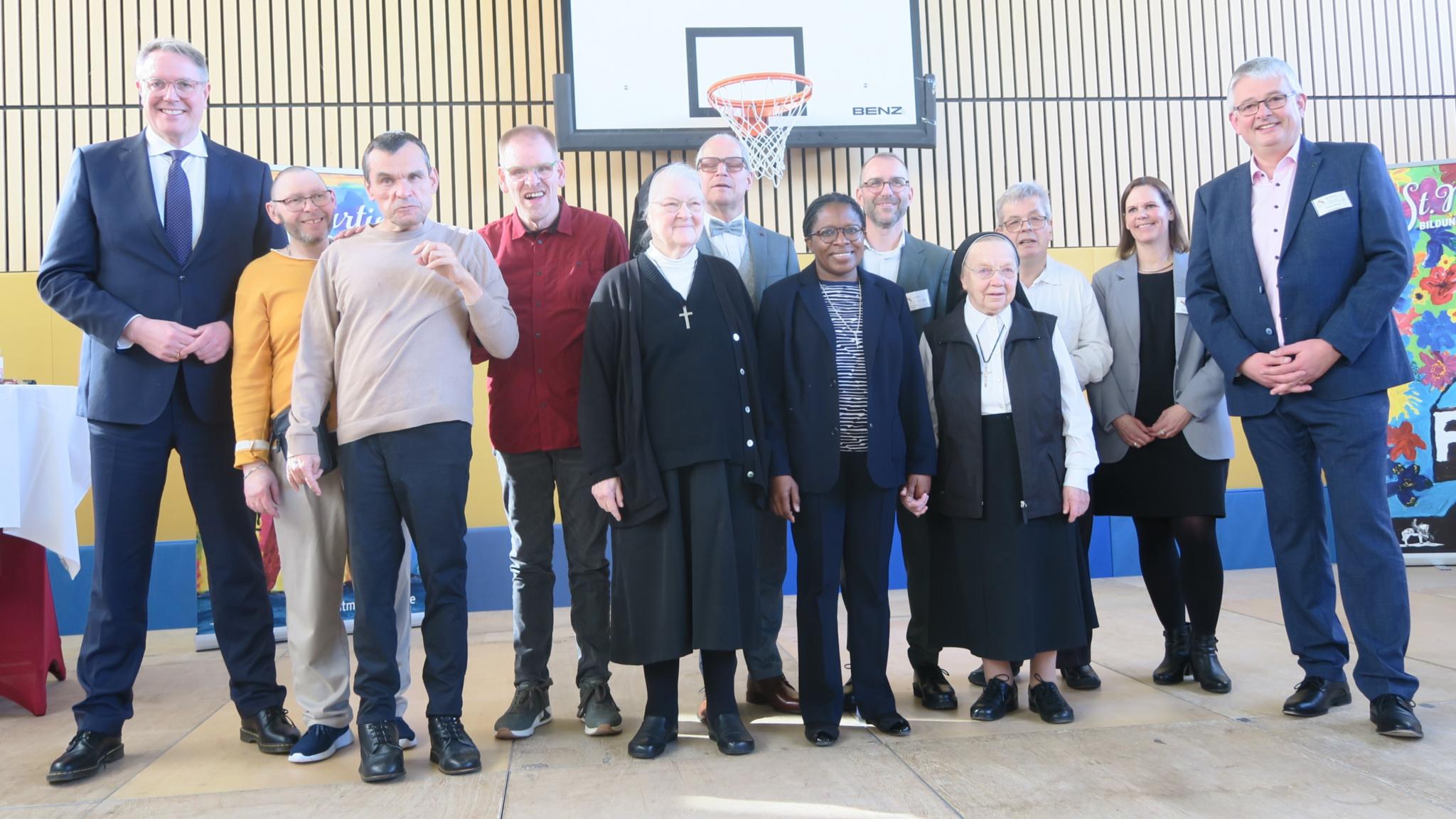 Zum Erinnerungsfoto mit dem Ministerpräsidenten stellten sich unter anderem die letzte Gründungsschwester Anna-Maria und die ersten Bewohner auf, die auf 60 Jahre St. Martin zurückblicken können.