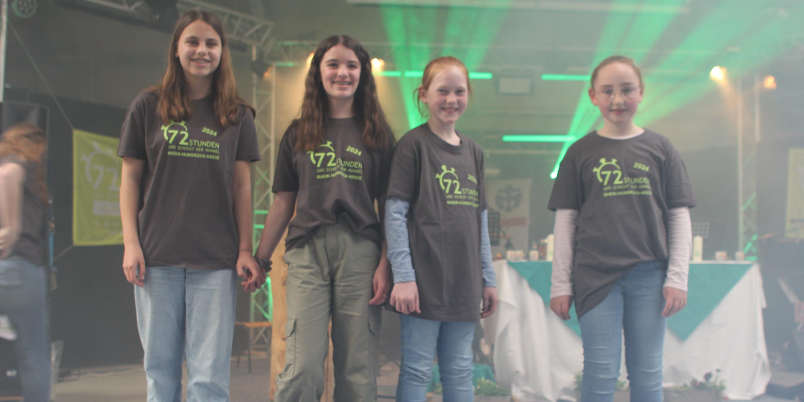 Rollerbladerinnen haben die Projektmappen an die Gruppen der 72-Stunden-Aktion übergeben.