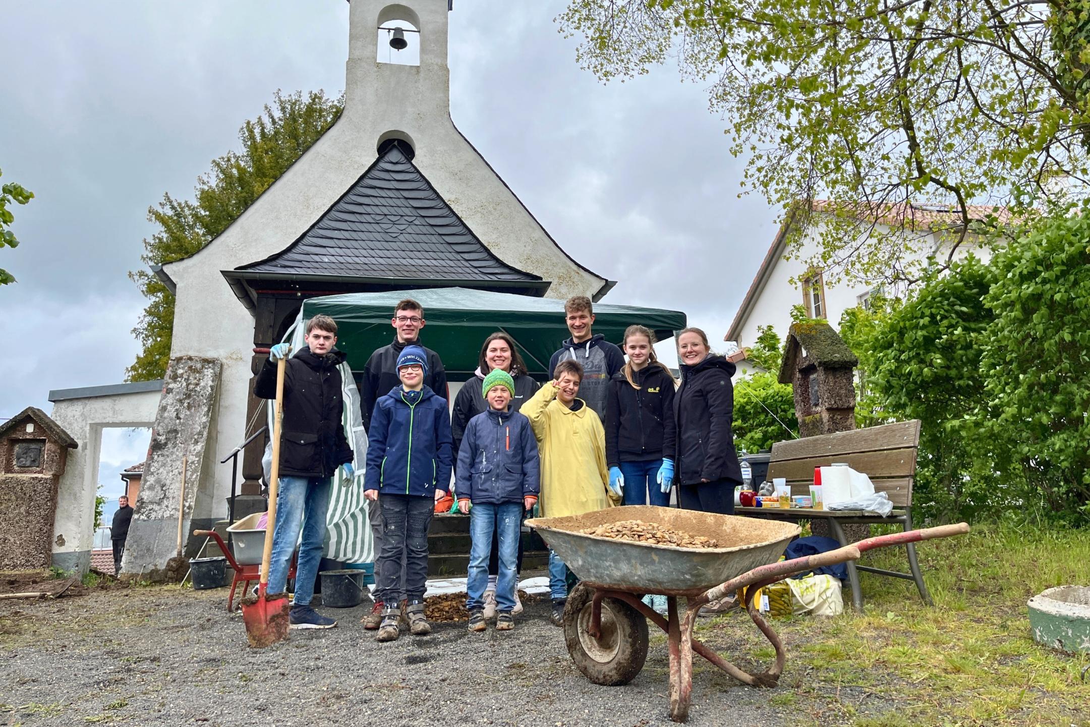 Mit viel Elan arbeitete die Katholische Jugend Mülheim im Zuge der letzten 72-Stunden-Aktion an der Renovierung der Marienkapelle und der Gestaltung eines Kinderkreuzweges.