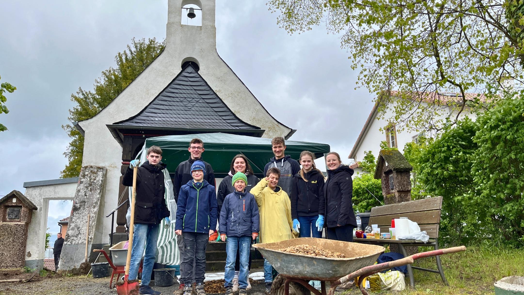 Mit viel Elan arbeitete die Katholische Jugend Mülheim im Zuge der letzten 72-Stunden-Aktion an der Renovierung der Marienkapelle und der Gestaltung eines Kinderkreuzweges.