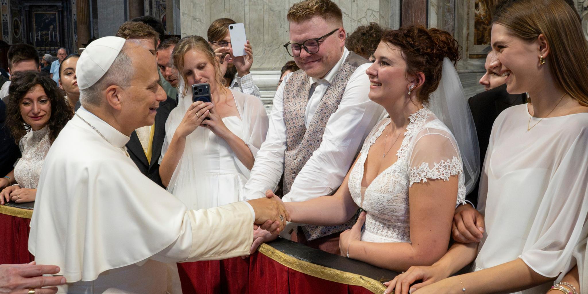 Nach der Generalaudienz begrüßt Papst Leo XIV. Saskia und Philipp Heil aus Wadern.