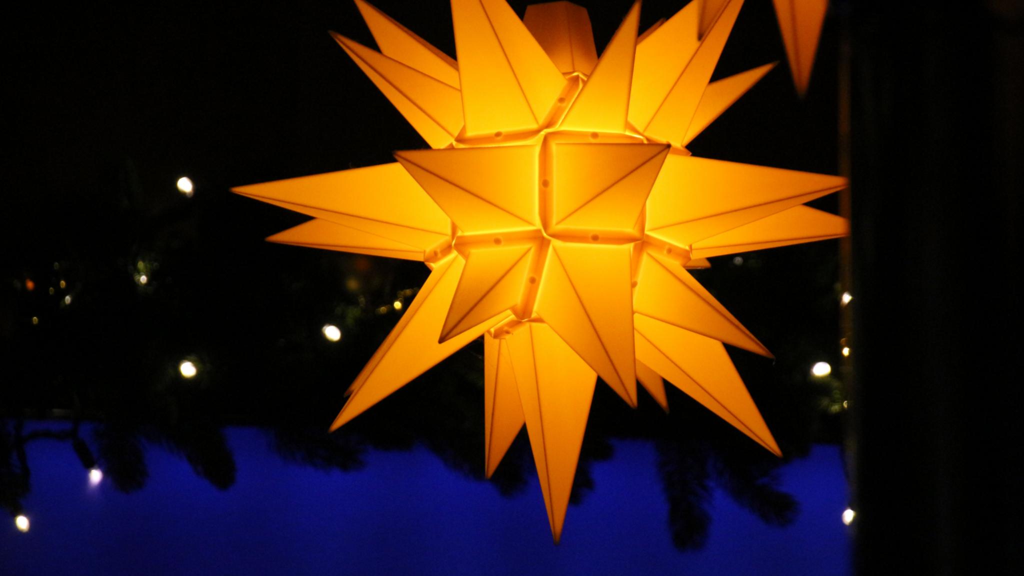 Ein leuchtender Weihnachtsstern im Sternenhimmer