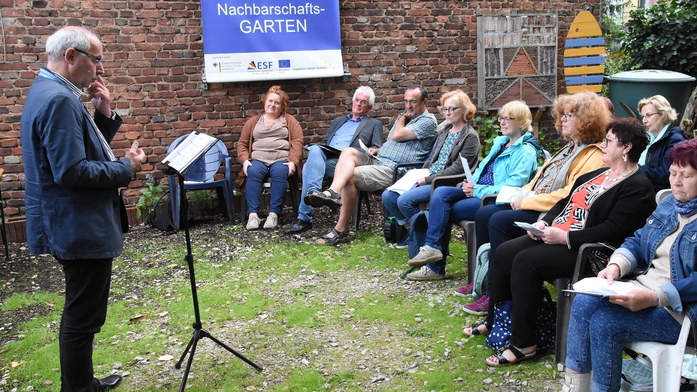 Pfarrer Joachim Hipfel von der Freien Evangelischen Gemeinde Saarbrücken hielt im Nachbarschaftsgarten die Predigt.