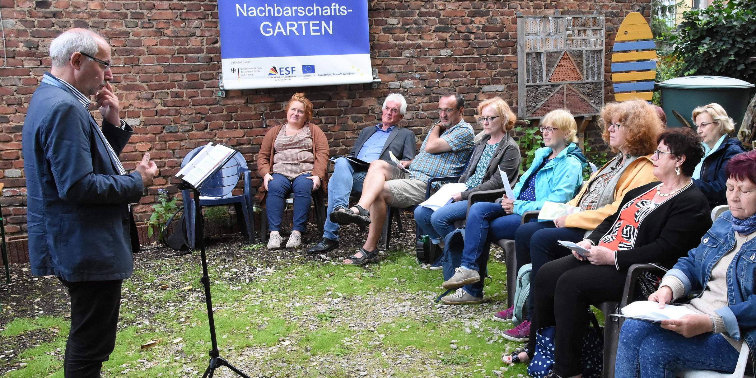 Pfarrer Joachim Hipfel von der Freien Evangelischen Gemeinde Saarbrücken hielt im Nachbarschaftsgarten die Predigt.