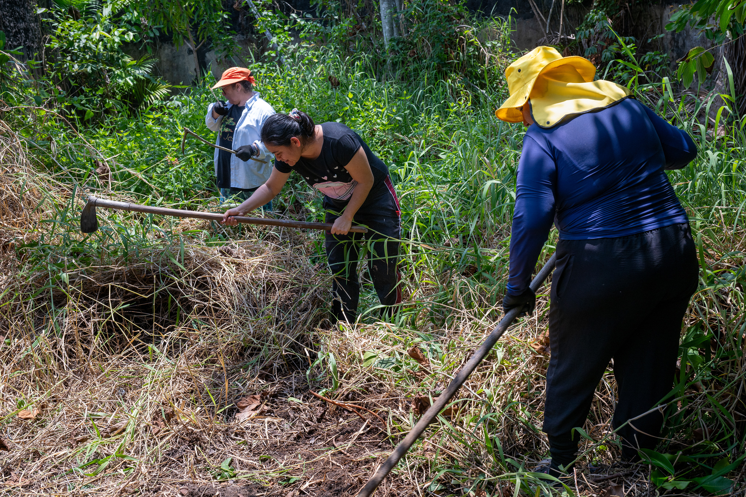 Schwester Elis bei der Arbeit - Anlegen eines Gemeindegartens auf einer Brachfläche