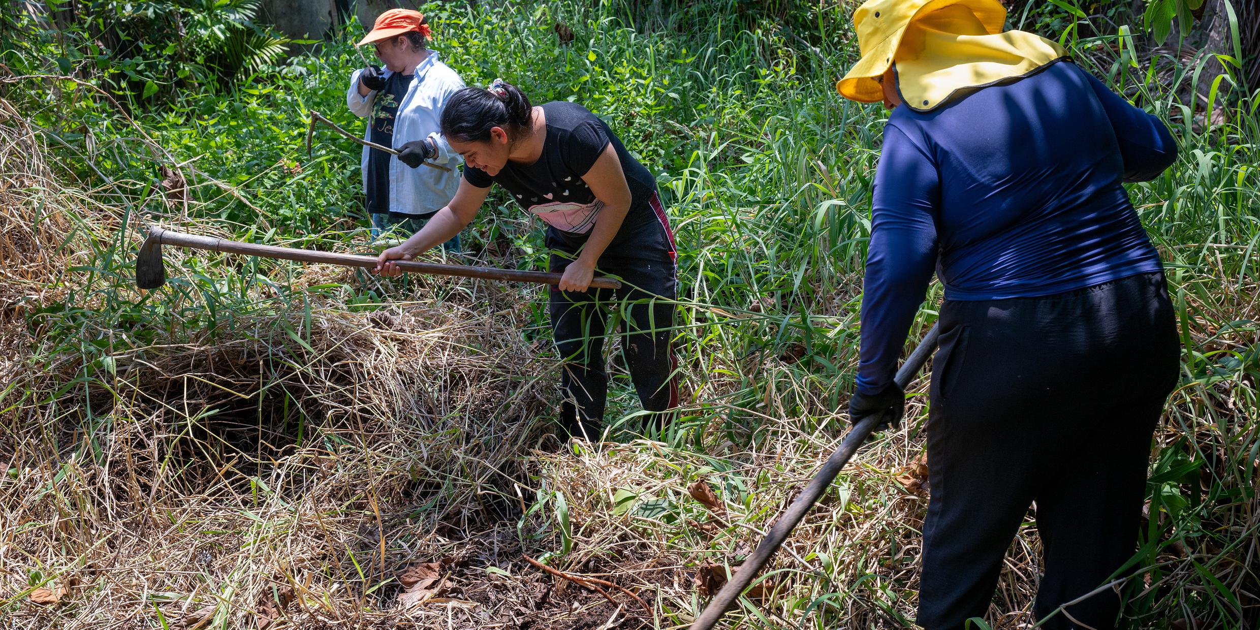 Schwester Elis bei der Arbeit - Anlegen eines Gemeindegartens auf einer Brachfläche