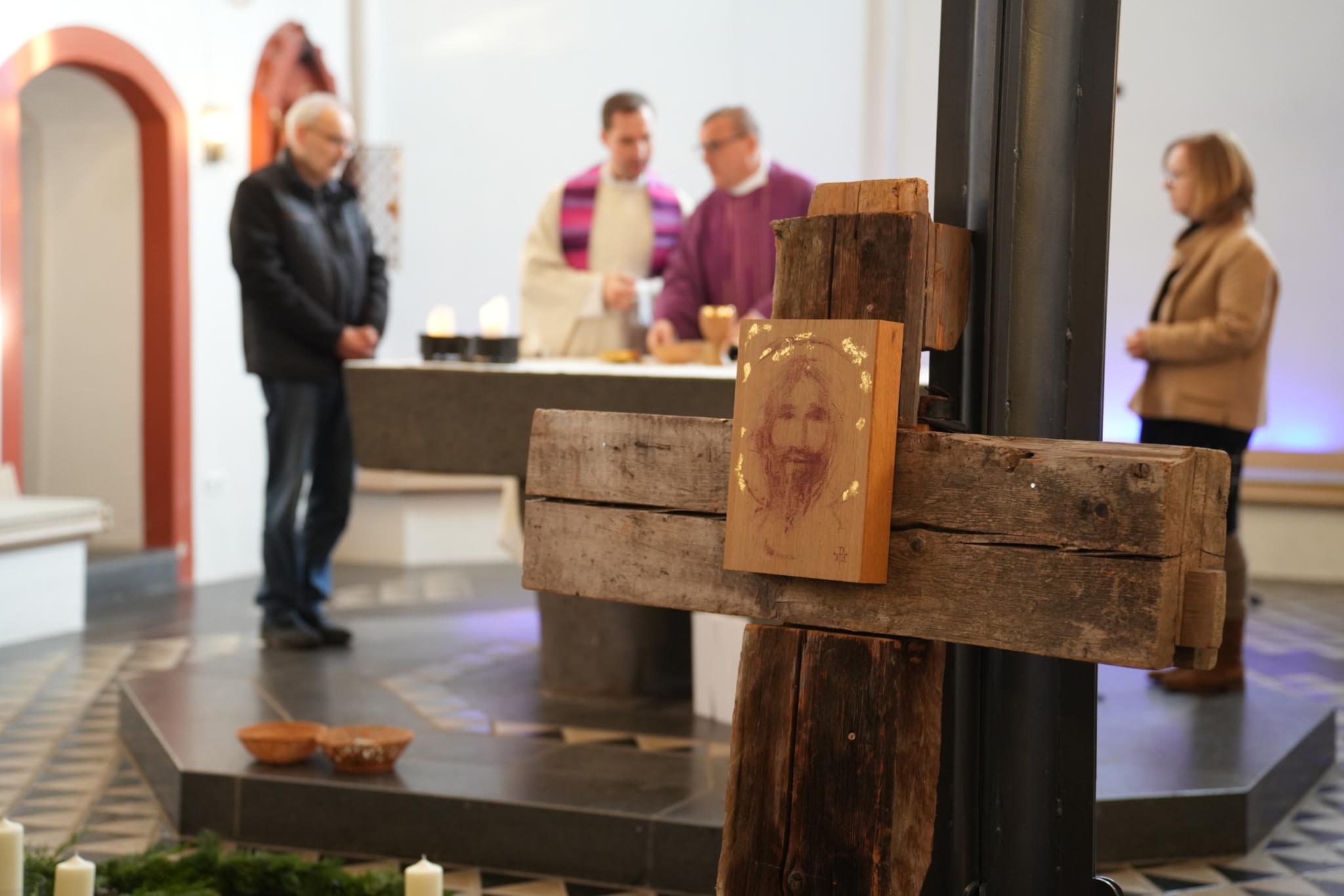 Birgit Laux und Jugendpfarrer Peter Zillgen überreichen den Menschen, die weiterhin auf der Marienburg sein werden, eine Christus-Ikone aus der Kirche als Geschenk.