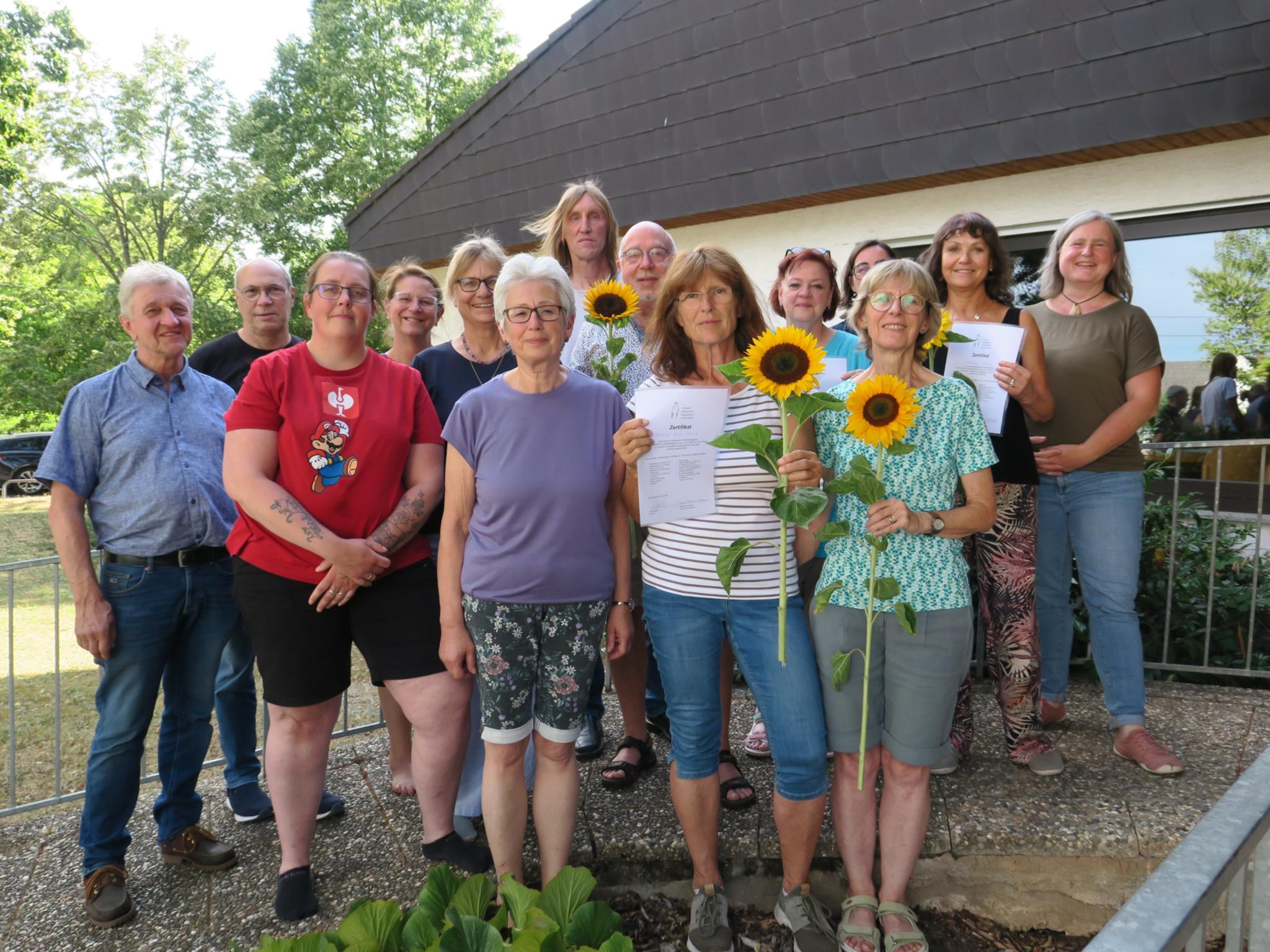 Hospizdienst-Koordinatorin Jana Morenz-Meyer (re.), ihre Kollegen Thomas Honrath und Nicole Setz (hinten li.) sowie Pfarrerin Andrea Moritz (2. Reihe, 2. v. li.) gemeinsam mit den neuen ehrenamtlichen Begleiterinnen und Begleitern.