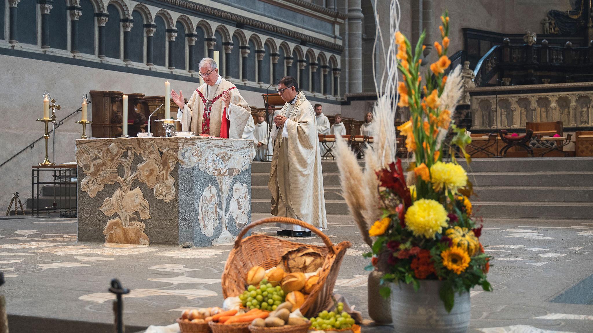 Am Altar zu sehen sind Weihbischof Jörg Michael Peters und Bischof Renán Aguilera aus Potosí