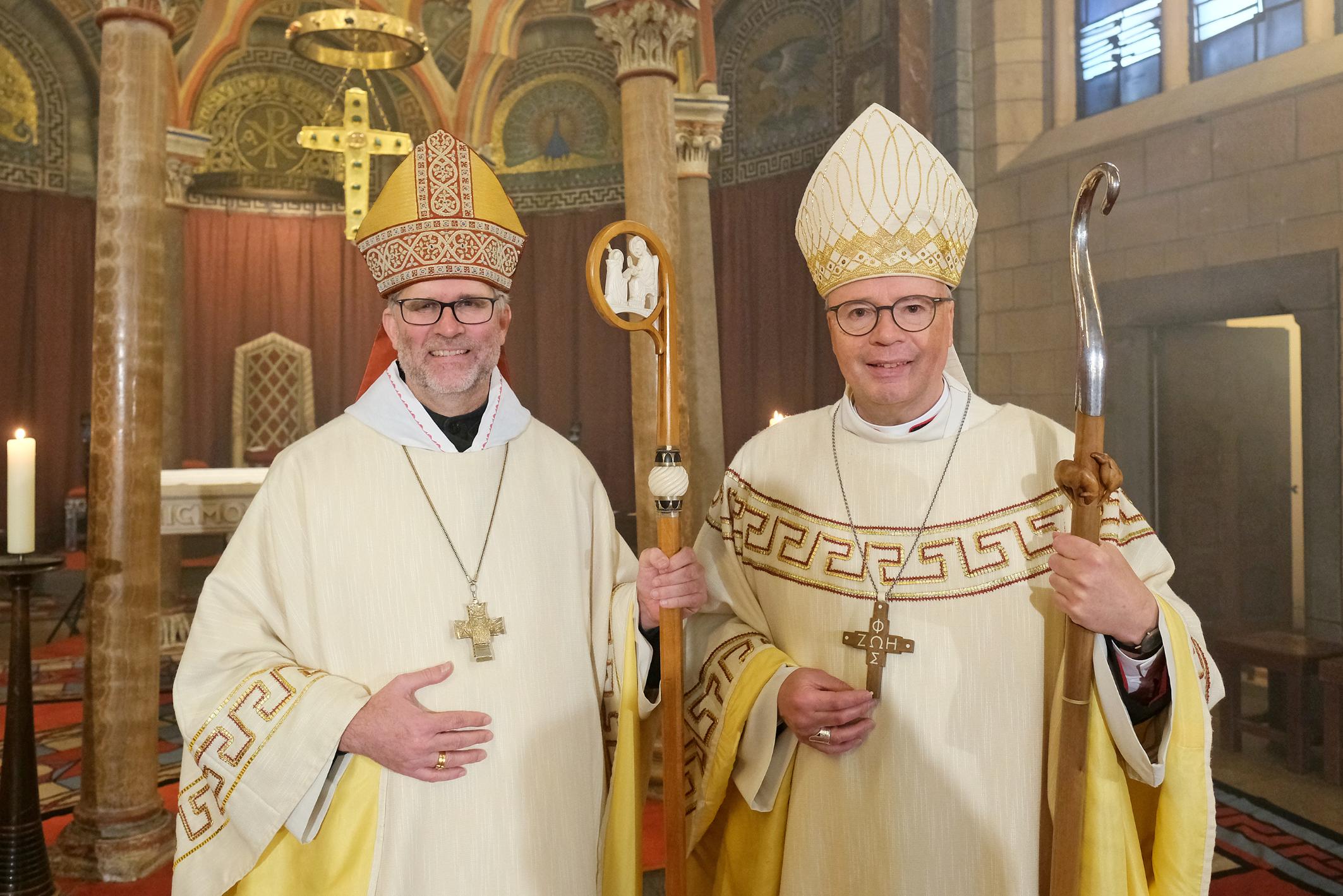 Abt Mauritius Wilde (links) mit Bischof Dr. Stephan Ackermann nach dem Festgottesdienst zur Benediktion („Abtsweihe“).