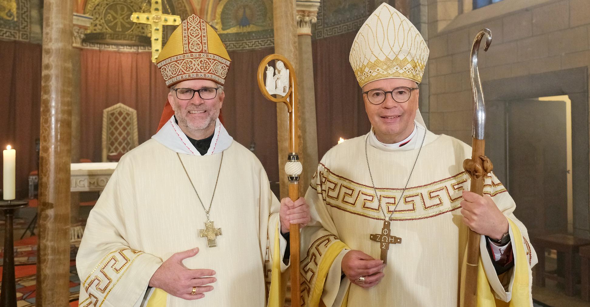 Abt Mauritius Wilde (links) mit Bischof Dr. Stephan Ackermann nach dem Festgottesdienst zur Benediktion („Abtsweihe“).