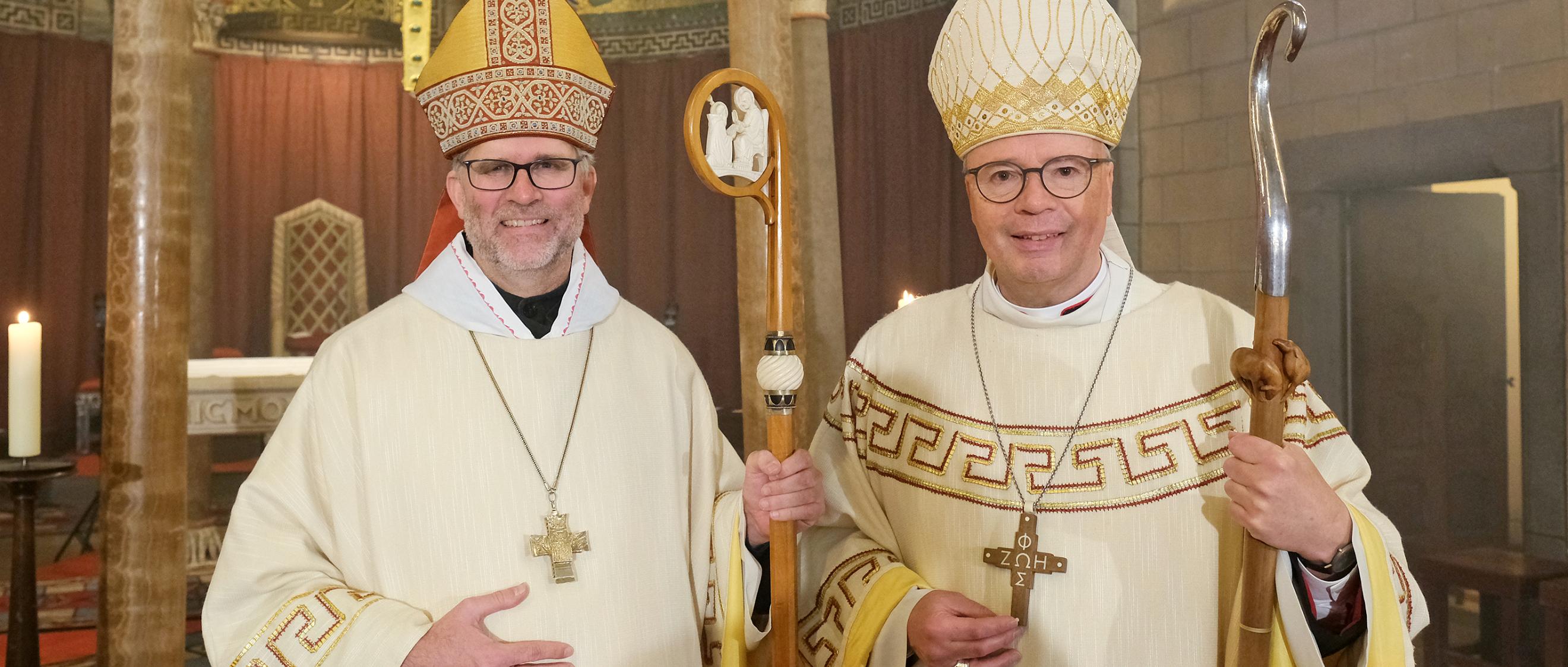 Abt Mauritius Wilde (links) mit Bischof Dr. Stephan Ackermann nach dem Festgottesdienst zur Benediktion („Abtsweihe“).