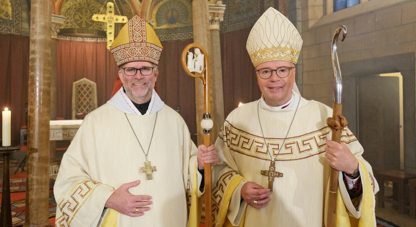 Abt Mauritius Wilde (links) mit Bischof Dr. Stephan Ackermann nach dem Festgottesdienst zur Benediktion („Abtsweihe“).