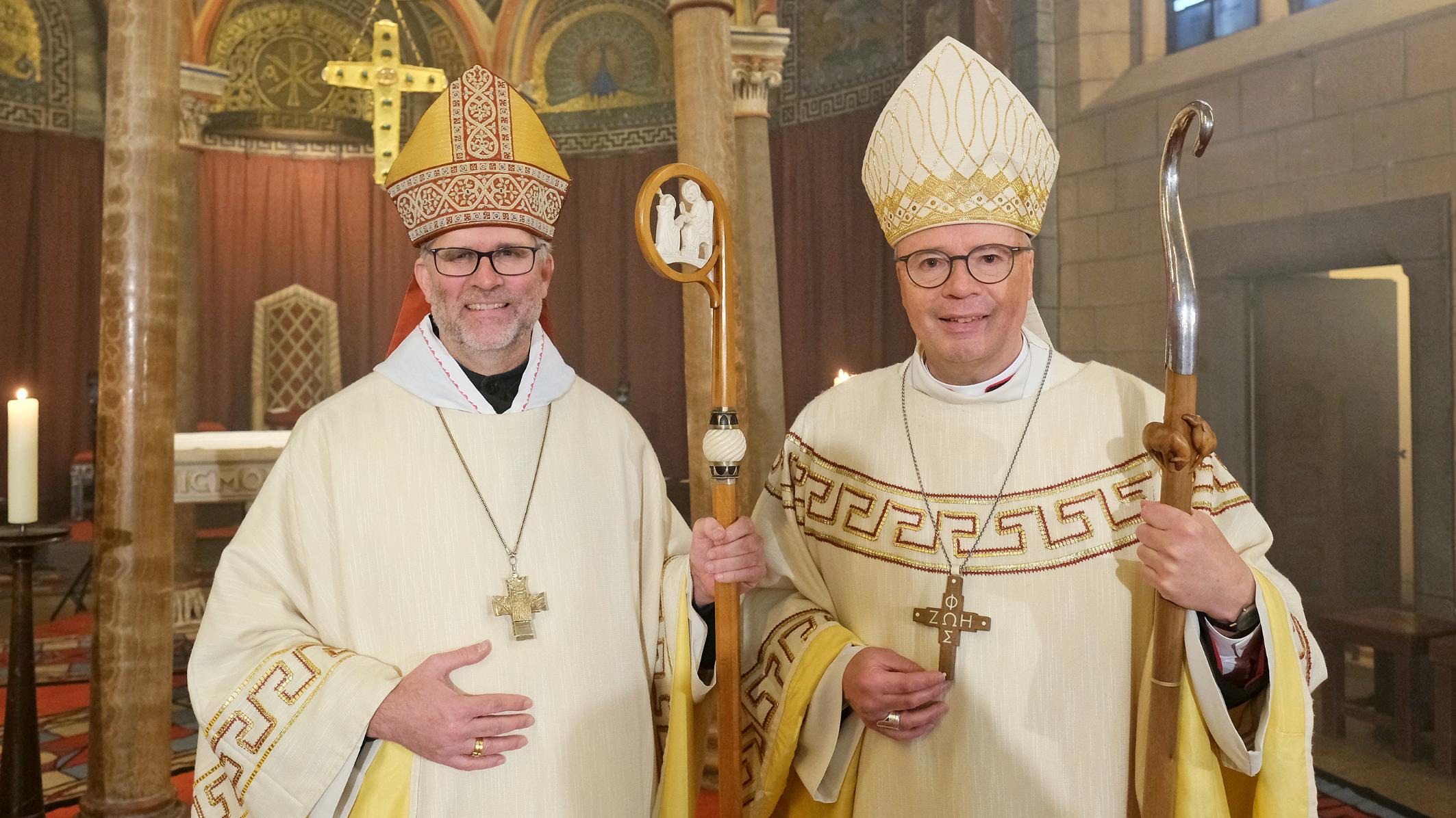 Abt Mauritius Wilde (links) mit Bischof Dr. Stephan Ackermann nach dem Festgottesdienst zur Benediktion („Abtsweihe“).