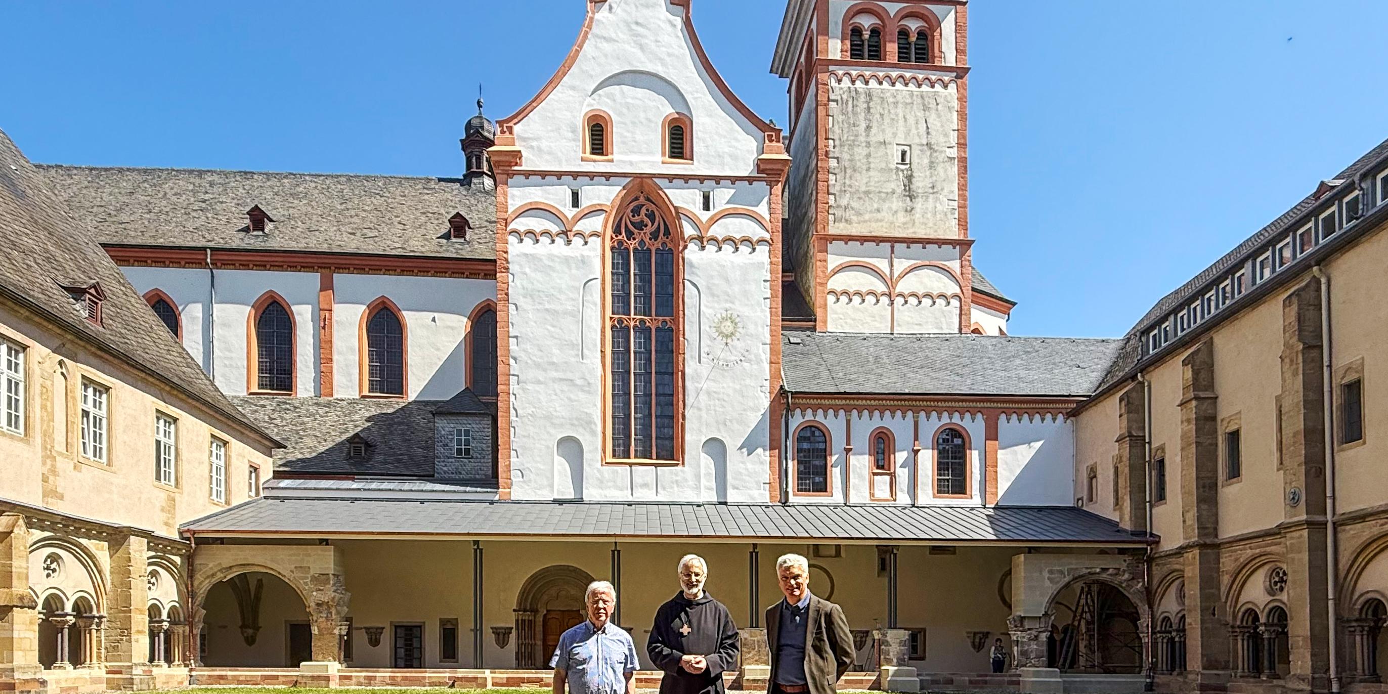 Kuratoriumsvorsitzender Helmut Schröer, Abt Ignatius und Architekt Karl Feils vor dem neu hergestellten Nordflüge
