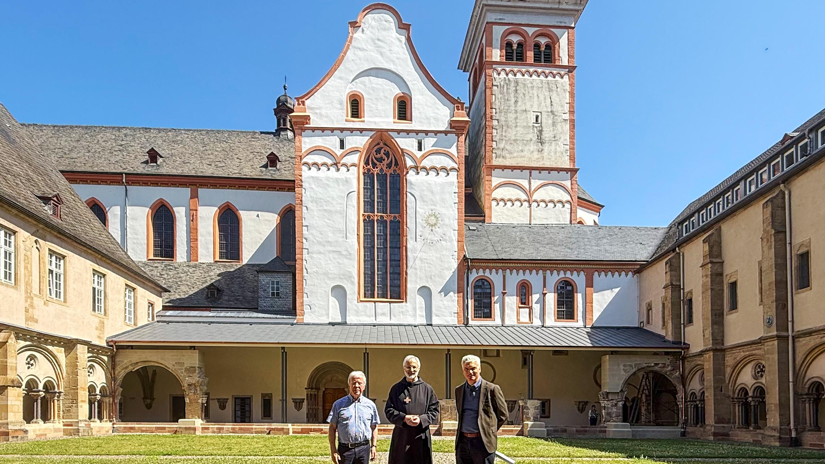 Kuratoriumsvorsitzender Helmut Schröer, Abt Ignatius und Architekt Karl Feils vor dem neu hergestellten Nordflüge