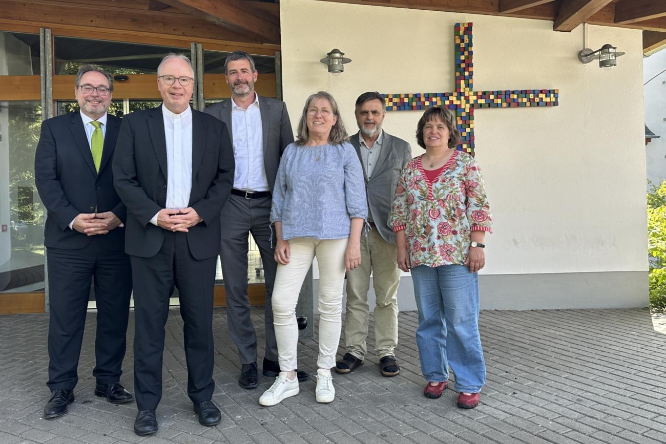 Bischof Stephan Ackermann (Zweiter v. links) besuchte das Heinrich-Haus im Neuwieder Stadtteil Engers und sprach mit den Geschäftsführern Frank Zenzen (Dritter v. links) und Thomas Linden (links), den Seelsorgerinnen Monique Scheer (Dritte v. rechts) und Ute Josten (Zweite v. rechts) sowie mit Dekan Peter Dörrenbächer. (c) Heinrich Haus/Katrin Zieger Bischof Stephan Ackermann (Zweiter v. links) besuchte das Heinrich-Haus im Neuwieder Stadtteil Engers und sprach mit den Geschäftsführern Frank Zenzen (Dritter v. links) und Thomas Linden (links), den Seelsorgerinnen Monique Scheer (Dritte v. rechts) und Ute Josten (Zweite v. rechts) sowie mit Dekan Peter Dörrenbächer.