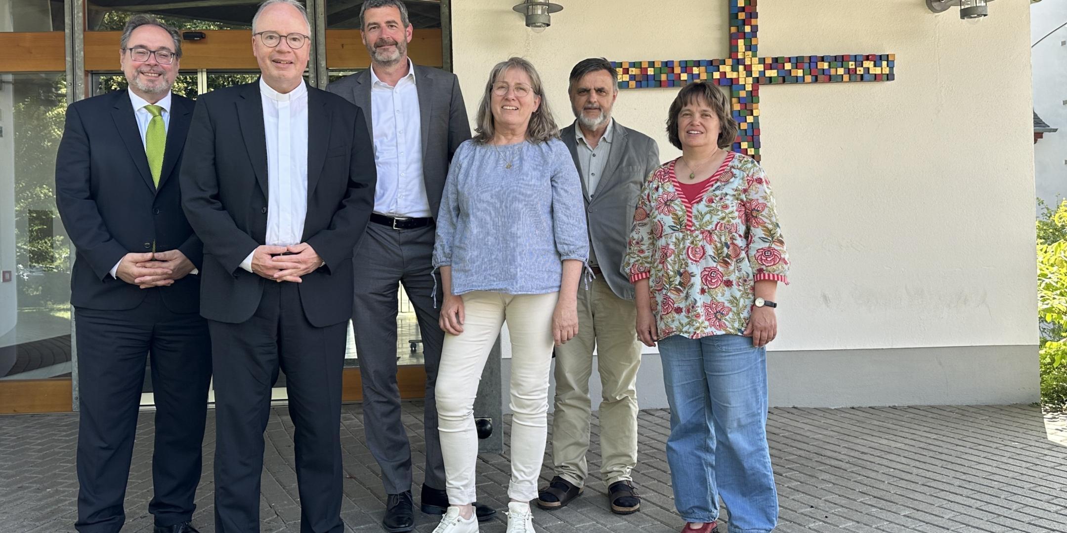 Bischof Stephan Ackermann (Zweiter v. links) besuchte das Heinrich-Haus im Neuwieder Stadtteil Engers und sprach mit den Geschäftsführern Frank Zenzen (Dritter v. links) und Thomas Linden (links), den Seelsorgerinnen Monique Scheer (Dritte v. rechts) und Ute Josten (Zweite v. rechts) sowie mit Dekan Peter Dörrenbächer.