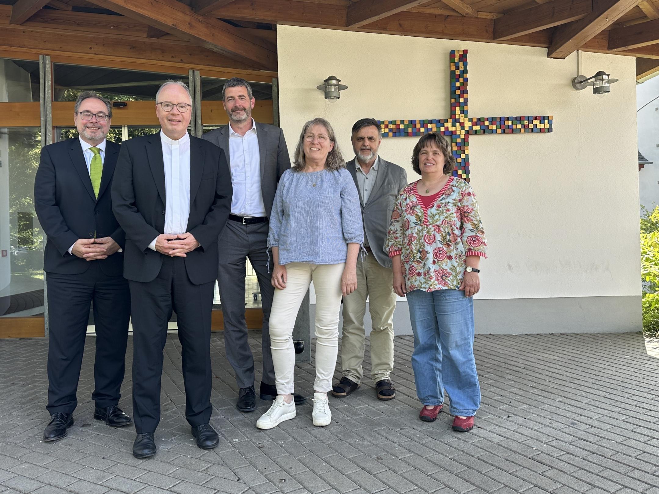 Bischof Stephan Ackermann (Zweiter v. links) besuchte das Heinrich-Haus im Neuwieder Stadtteil Engers und sprach mit den Geschäftsführern Frank Zenzen (Dritter v. links) und Thomas Linden (links), den Seelsorgerinnen Monique Scheer (Dritte v. rechts) und Ute Josten (Zweite v. rechts) sowie mit Dekan Peter Dörrenbächer.