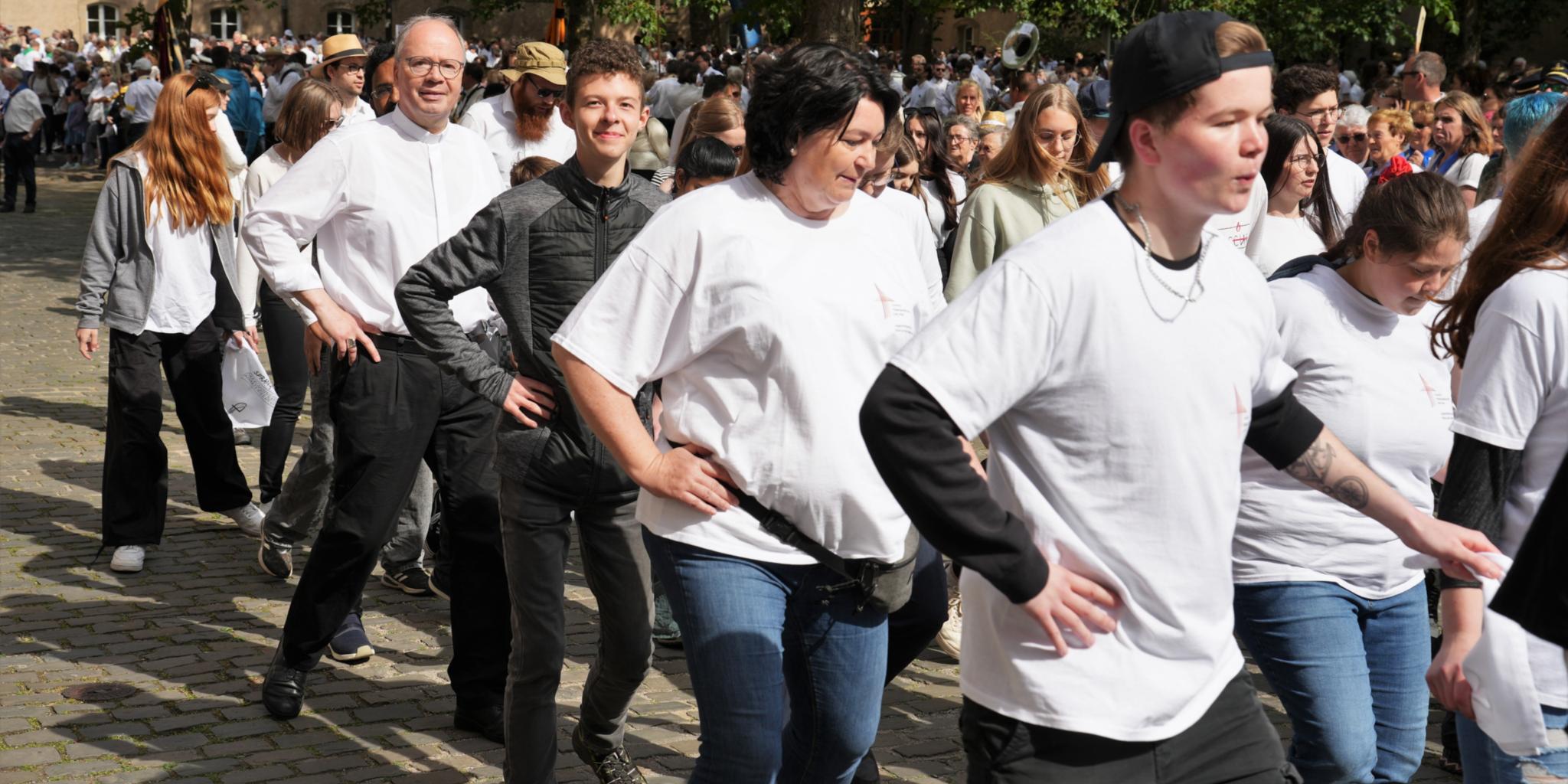Bischof Ackermann und Jugendliche aus dem Bistum bei der Springprozession.
