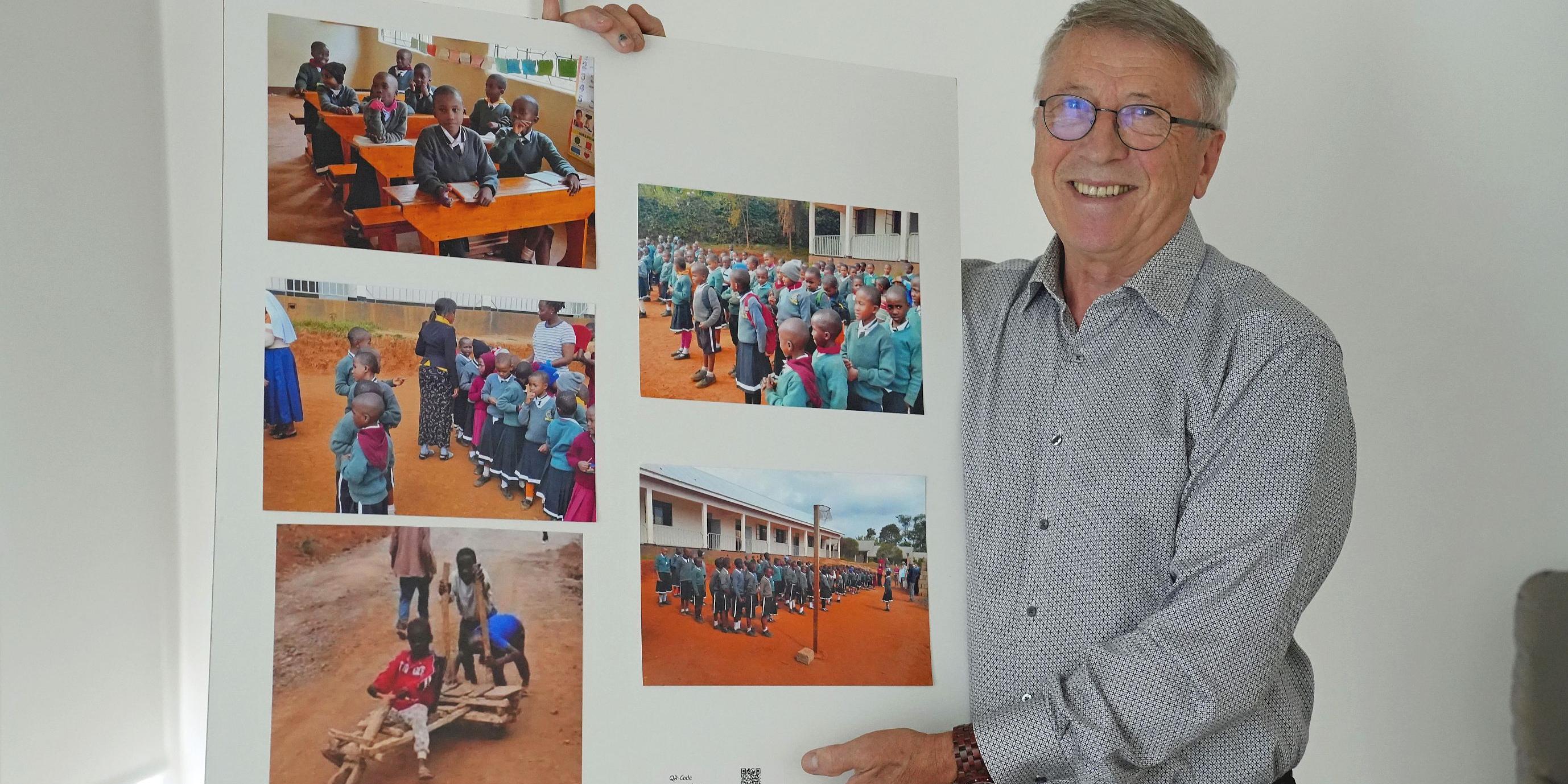 Eduard Kimmlingen zeigt ein Plakat mit Fotos der Projekte in Tansania.