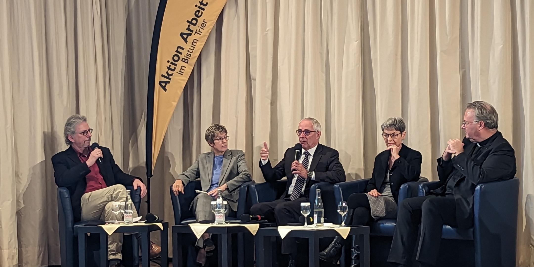 Bei der Fachtagung diskutierte Stefan Weinert (links) mit Annegret Kramp-Karrenbauer, DIHK-Präsident Peter Adrian, Geschäftsführerin der Regionaldirektion der Bundesagentur für Arbeit Heidrun Schulz und Domkapitular Hans Günther Ullrich (v.l.)