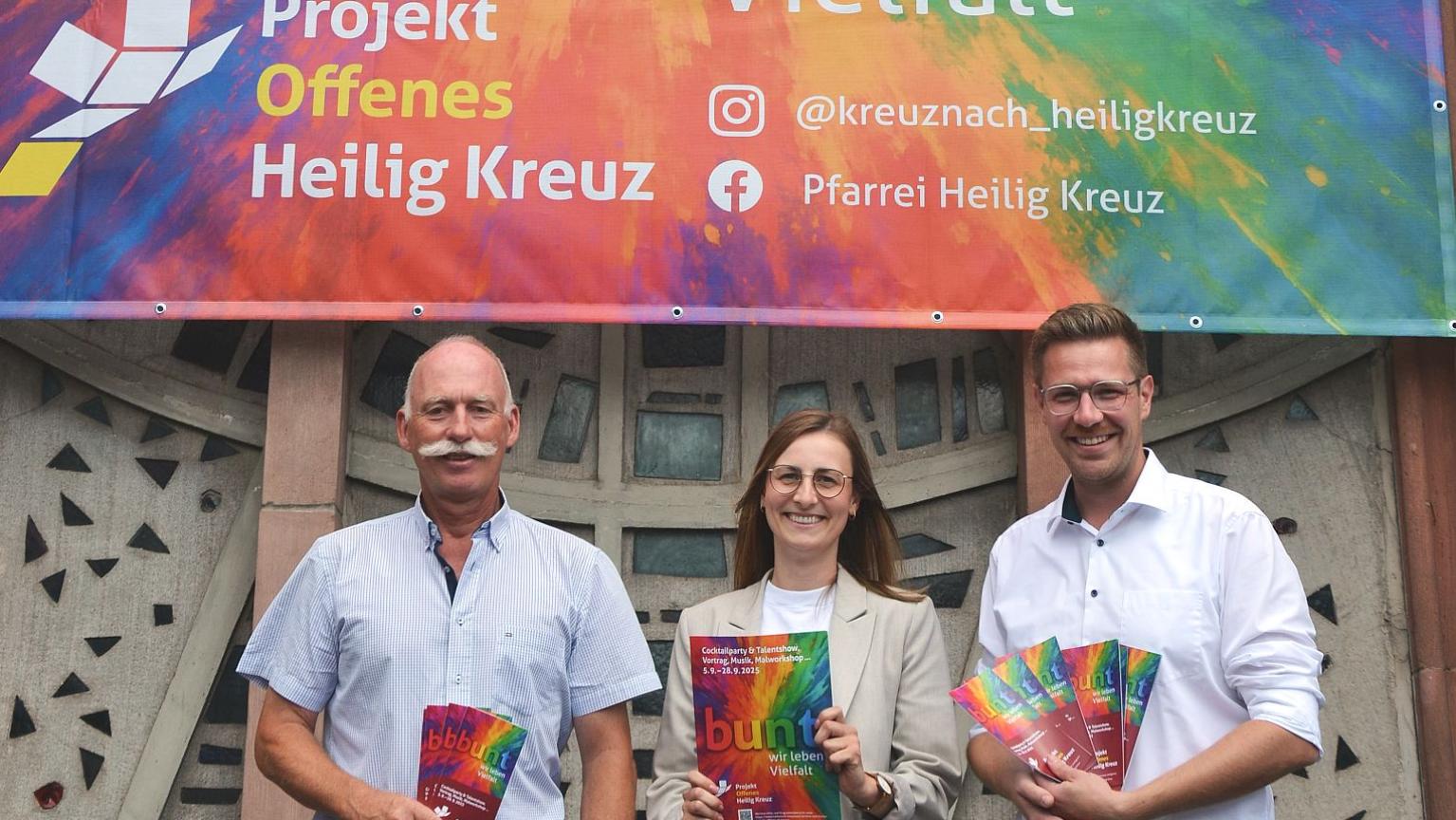 Matthias Degen. Theresa Theis  und Patric Schütz­eichel (von links) zeigen Plakate und Flyer der Aktion.
