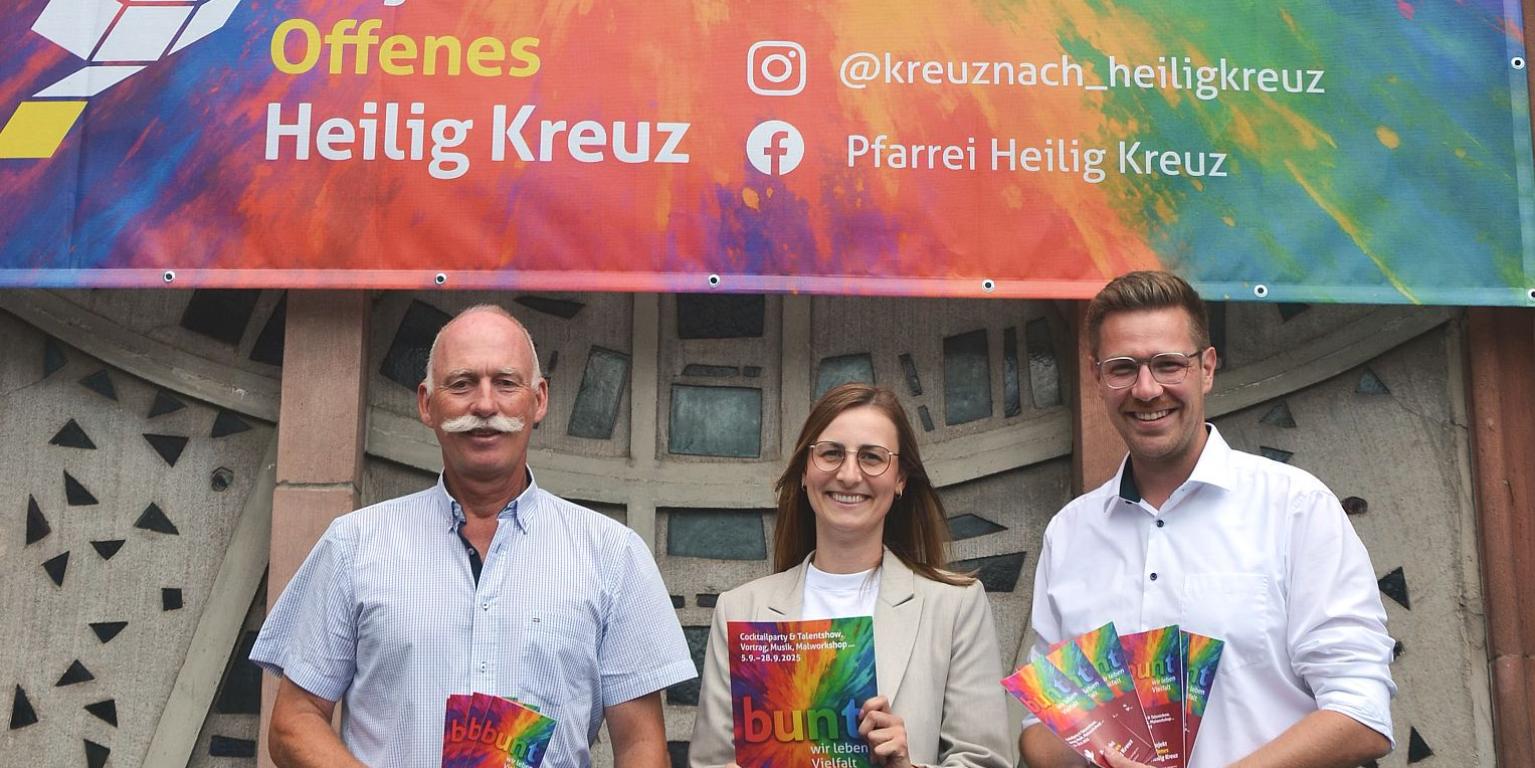 Matthias Degen. Theresa Theis und Patric Schützeichel (von links) zeigen Plakate und Flyer der Aktion.