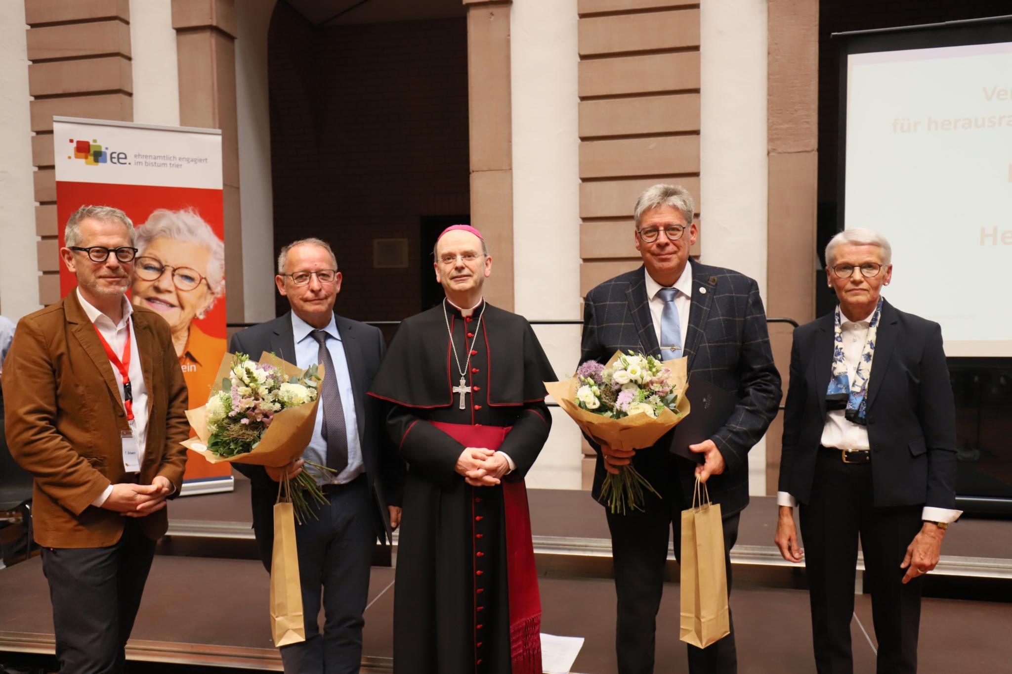 Alois Martini (2. v. l.) und Joachim Wagner (2. v. r.) erhalten die Dankesurkunde.