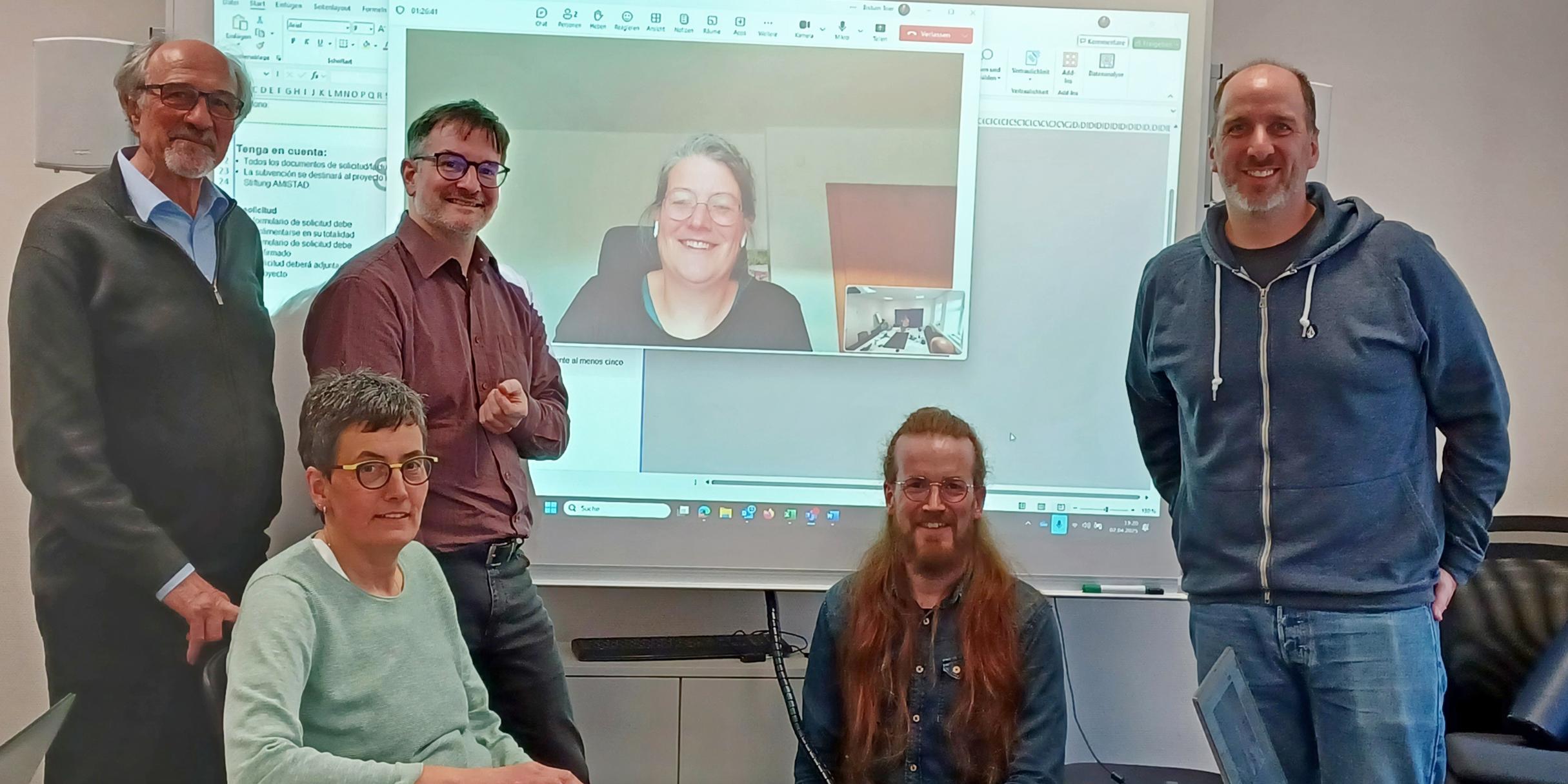 Gruppenfoto des neuen Kuratoriums (Msgr. Martin Lörsch, Susanne Mülhausen, Christian Heckmann, Volker Lenz, Kai Wichmann (vlnr.) und auf dem Bildschirm Kerstin Wesely)