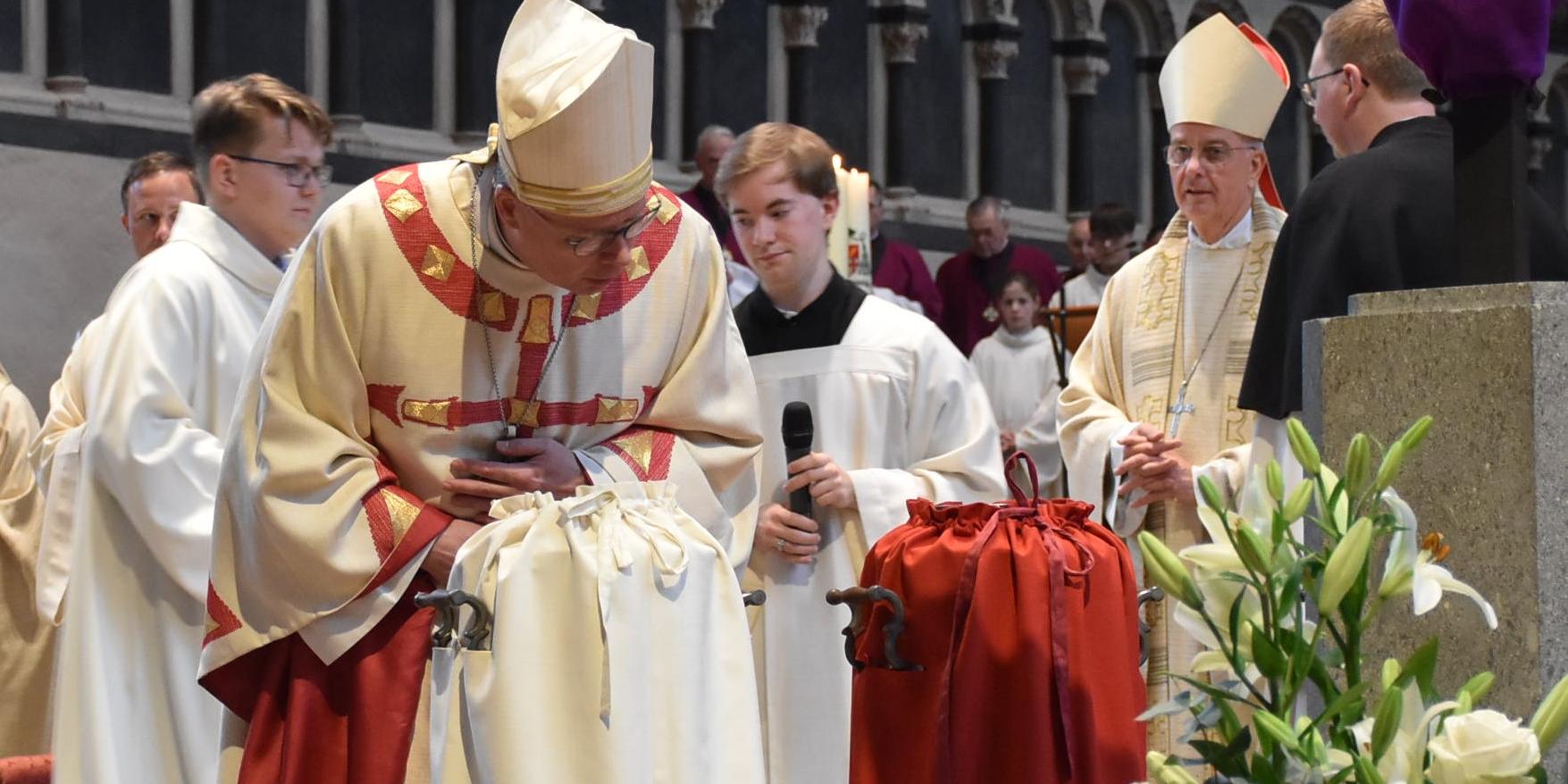 Bischof Dr. Stephan Ackermann haucht das zubereitete Chrisamöl an.