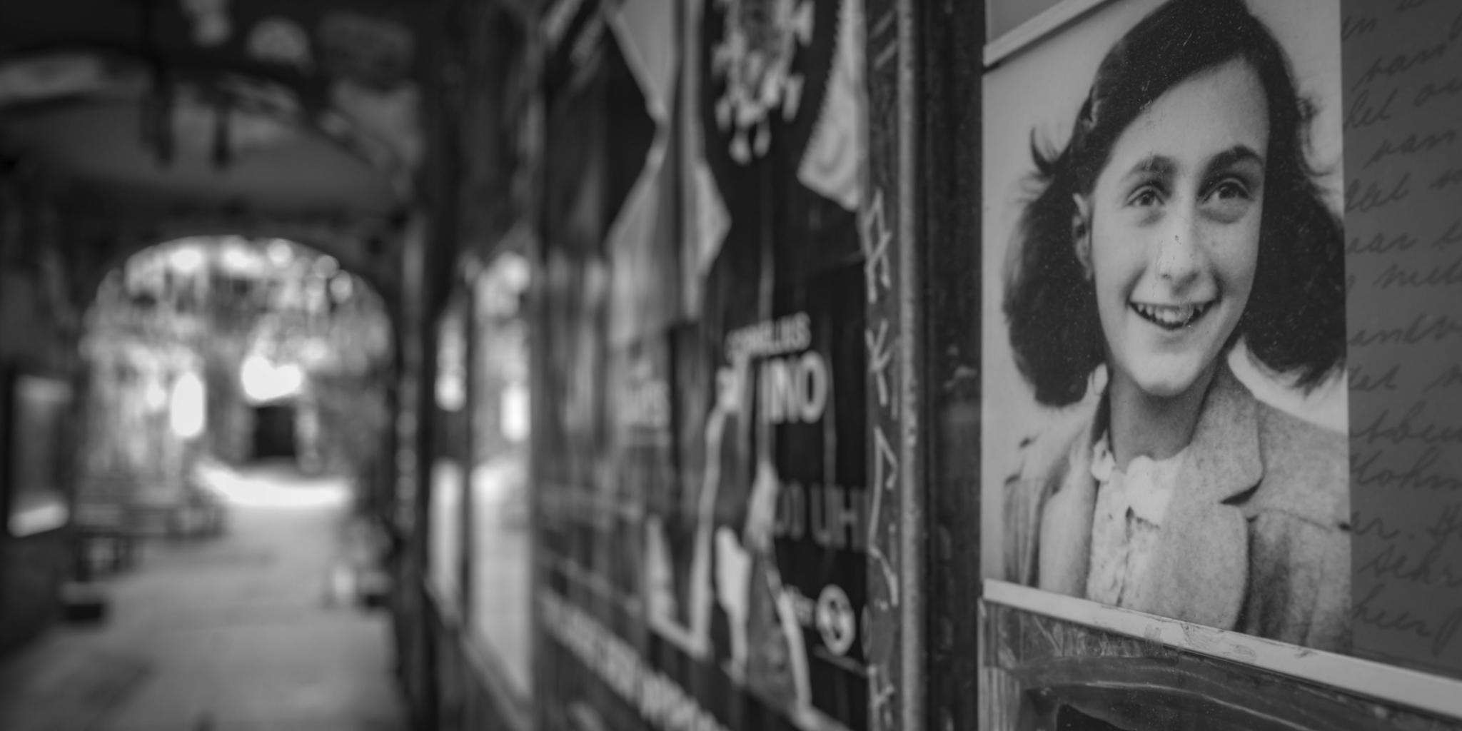 Ein Bild von Anne Frank an einem Haus in Berlin.