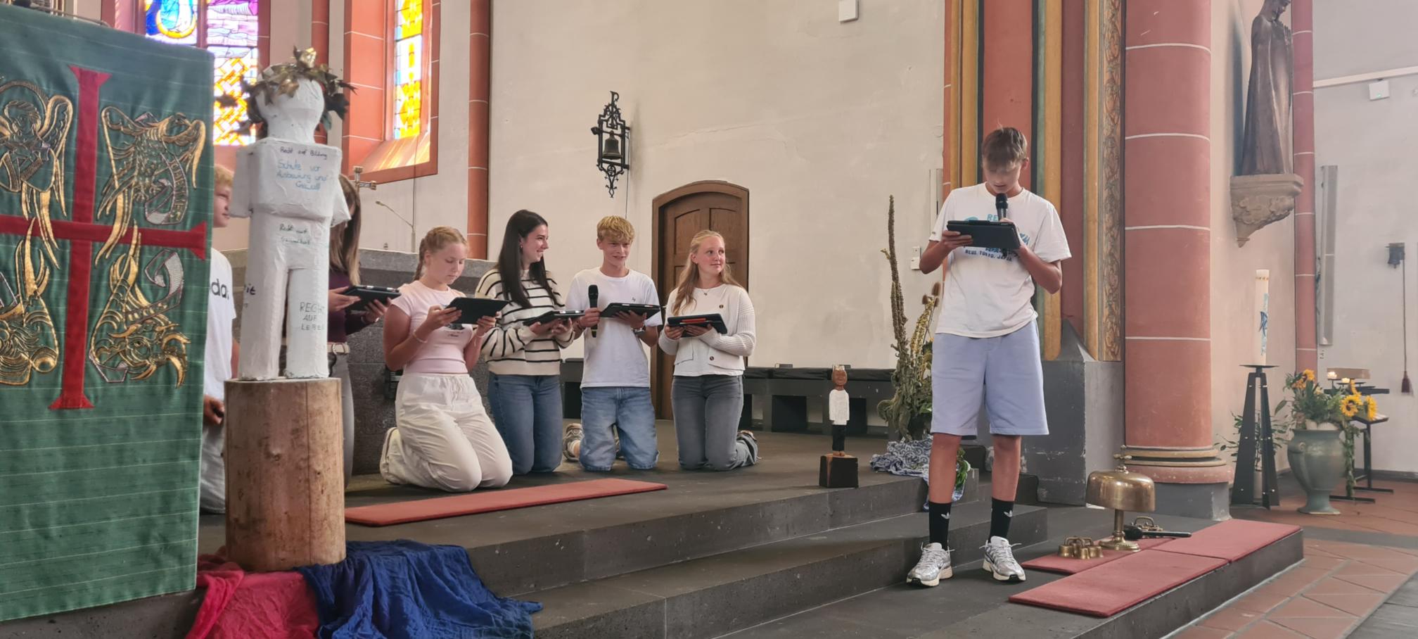 Im Gottesdienst wurde die Königsfigur der Schulgemeinschaft vorgestellt.