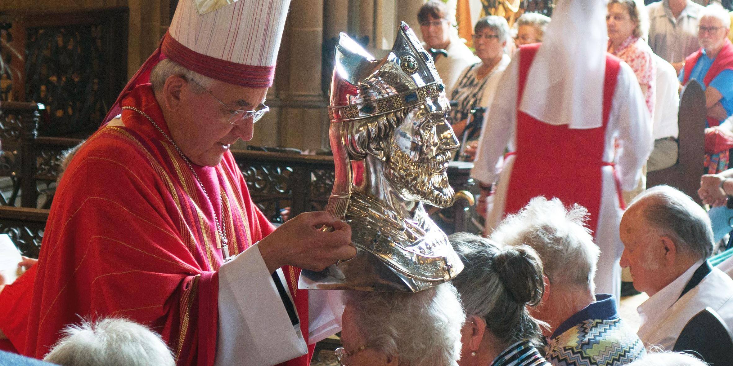 Der emeritierte Weihbischof Franz-Josef Gebert spendet bei der Wallfahrt 2024 den Einzelsegen mit der Hauptreliquie des heiligen Apollinaris.