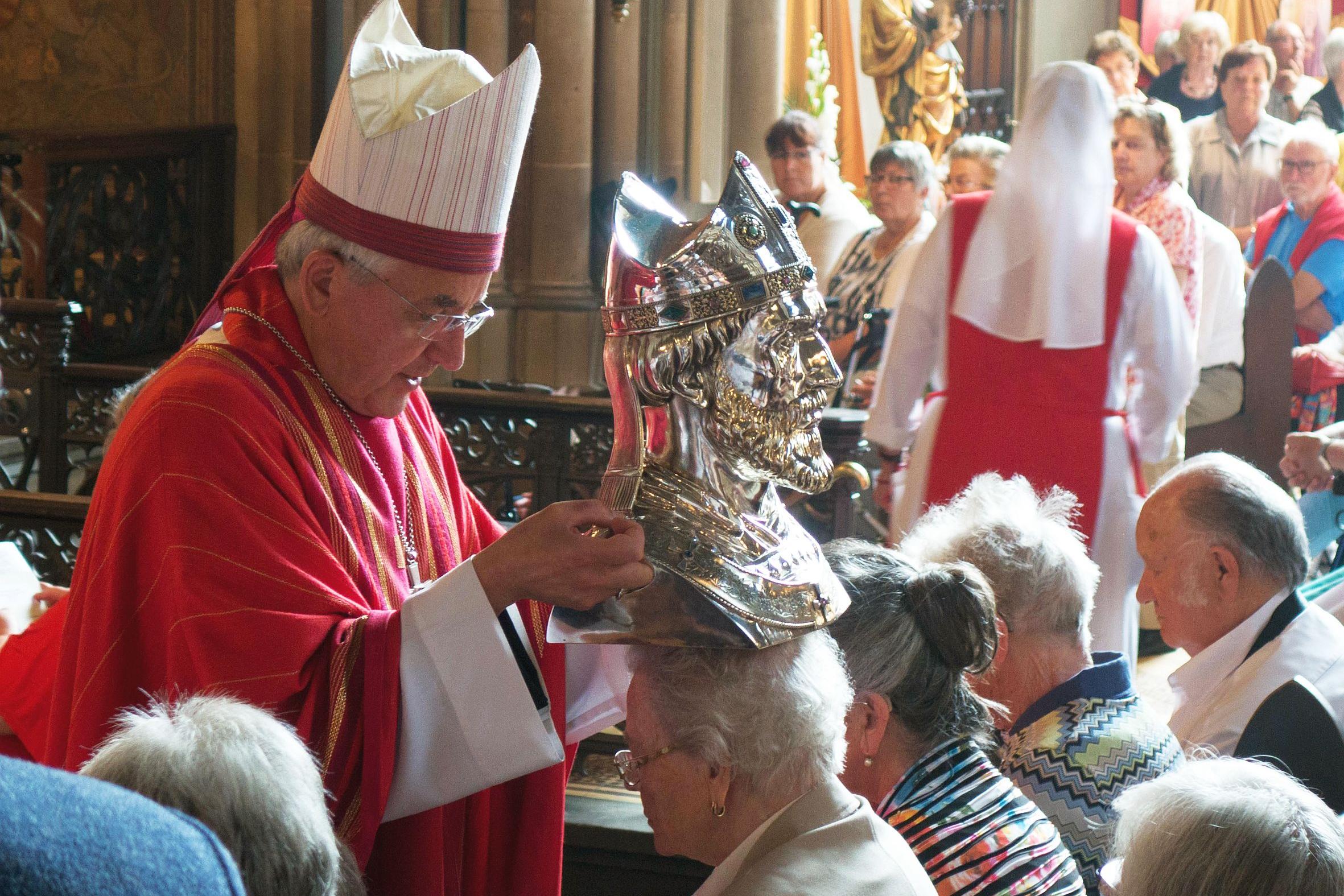 Der emeritierte Weihbischof Franz-Josef Gebert spendet bei der Wallfahrt 2024 den Einzelsegen mit der Hauptreliquie des heiligen Apollinaris.