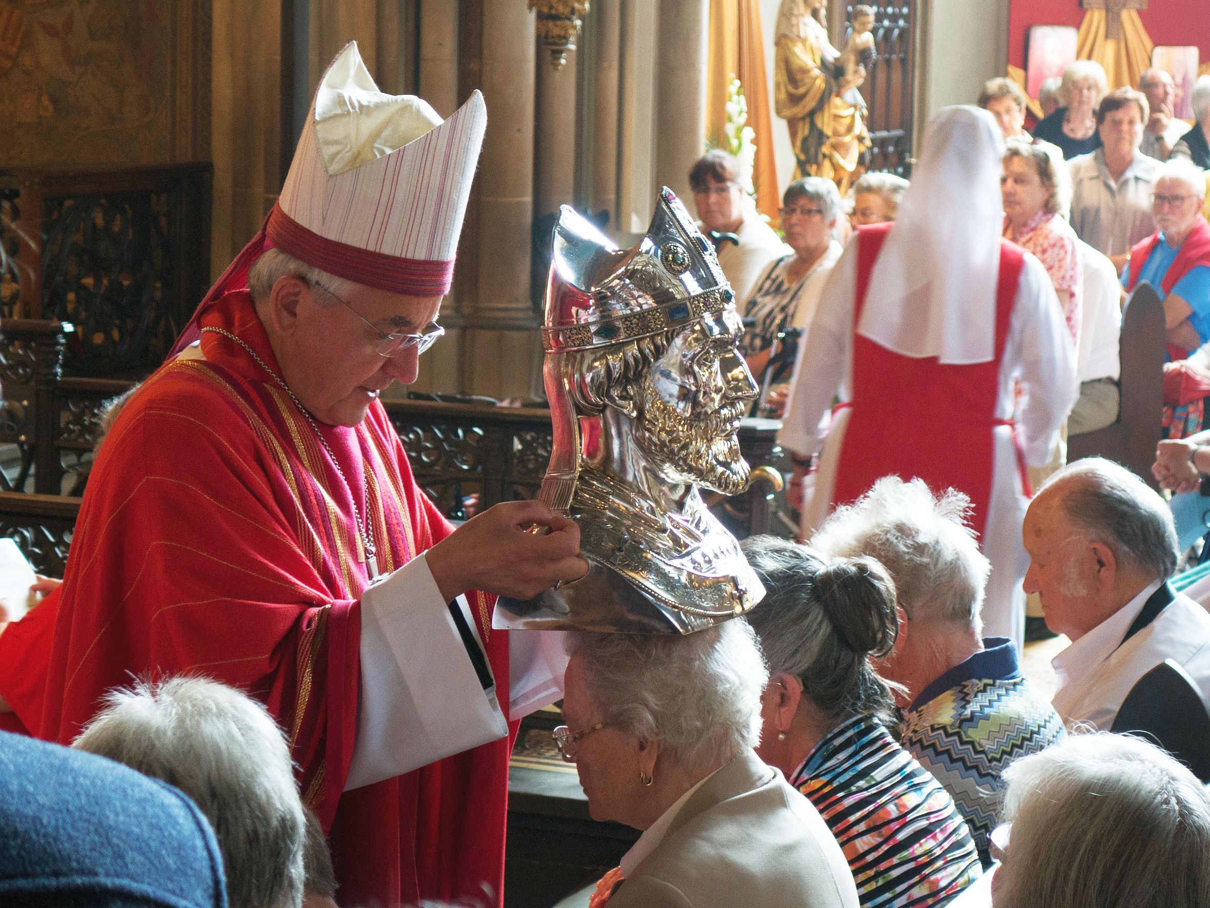 Der emeritierte Weihbischof Franz-Josef Gebert spendet bei der Wallfahrt 2024 den Einzelsegen mit der Hauptreliquie des heiligen Apollinaris.