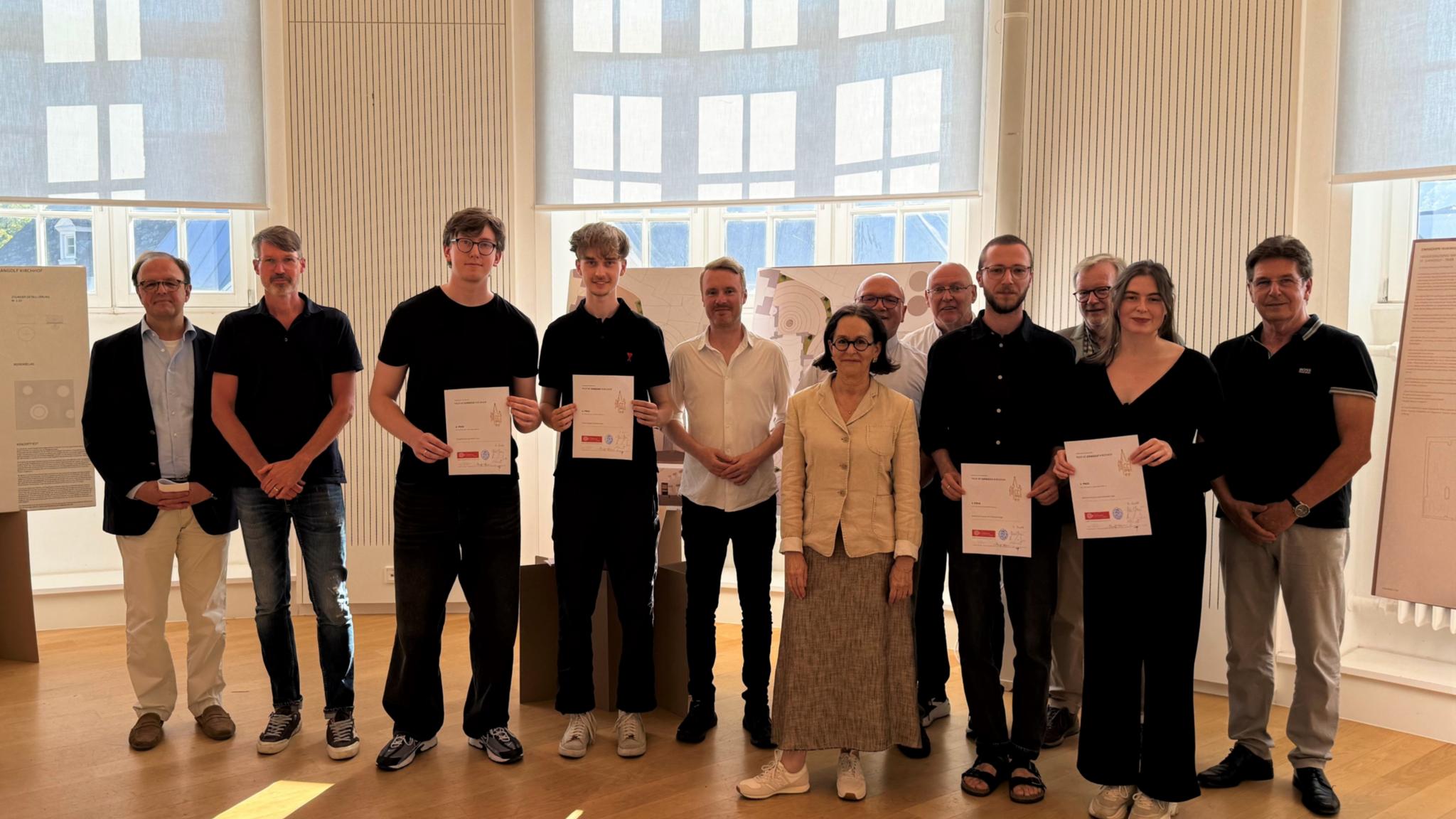Gruppenbild der Preisträger und Jury des Architekturwettbewerbs zur Neugestaltung des Innenhofs von St. Gangolf.