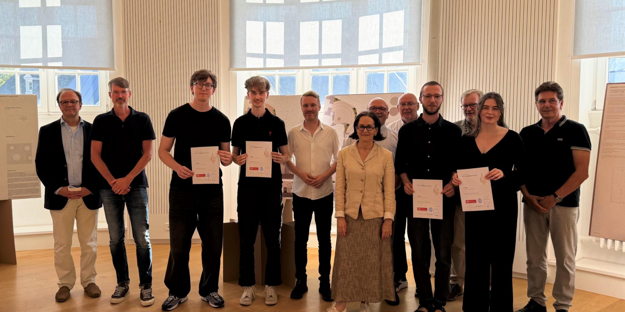 Gruppenbild der Preisträger und Jury des Architekturwettbewerbs zur Neugestaltung des Innenhofs von St. Gangolf.