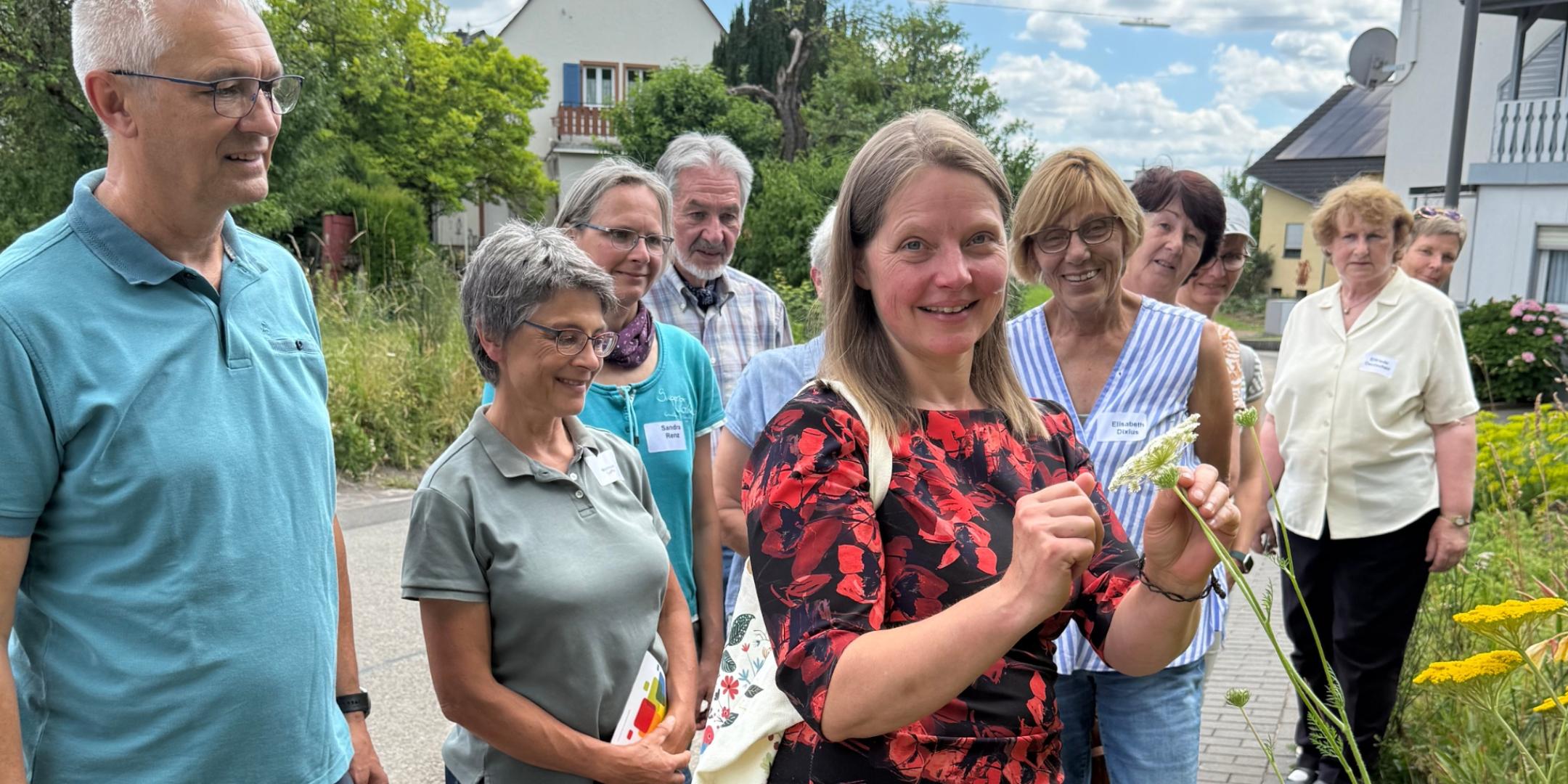 Referentin Annette Fehrholz zeigt den Teilnehmenden Pflanzflächen in Föhren vor.