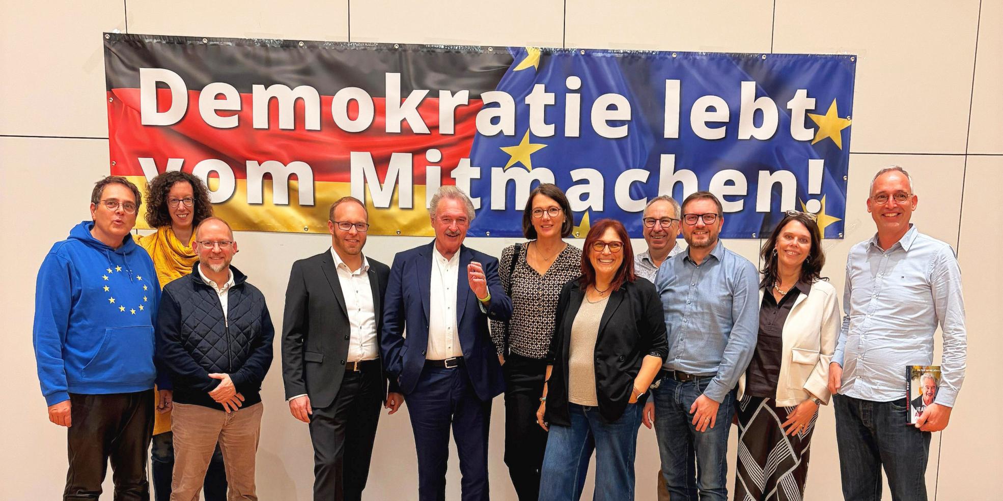 Mitglieder des Schweicher Demokratiebündnisses mit dem langjährigen luxemburgischen Außenminister Jean Asselborn und seinem Biographen Michael Merten (Siebter und Achter von rechts).