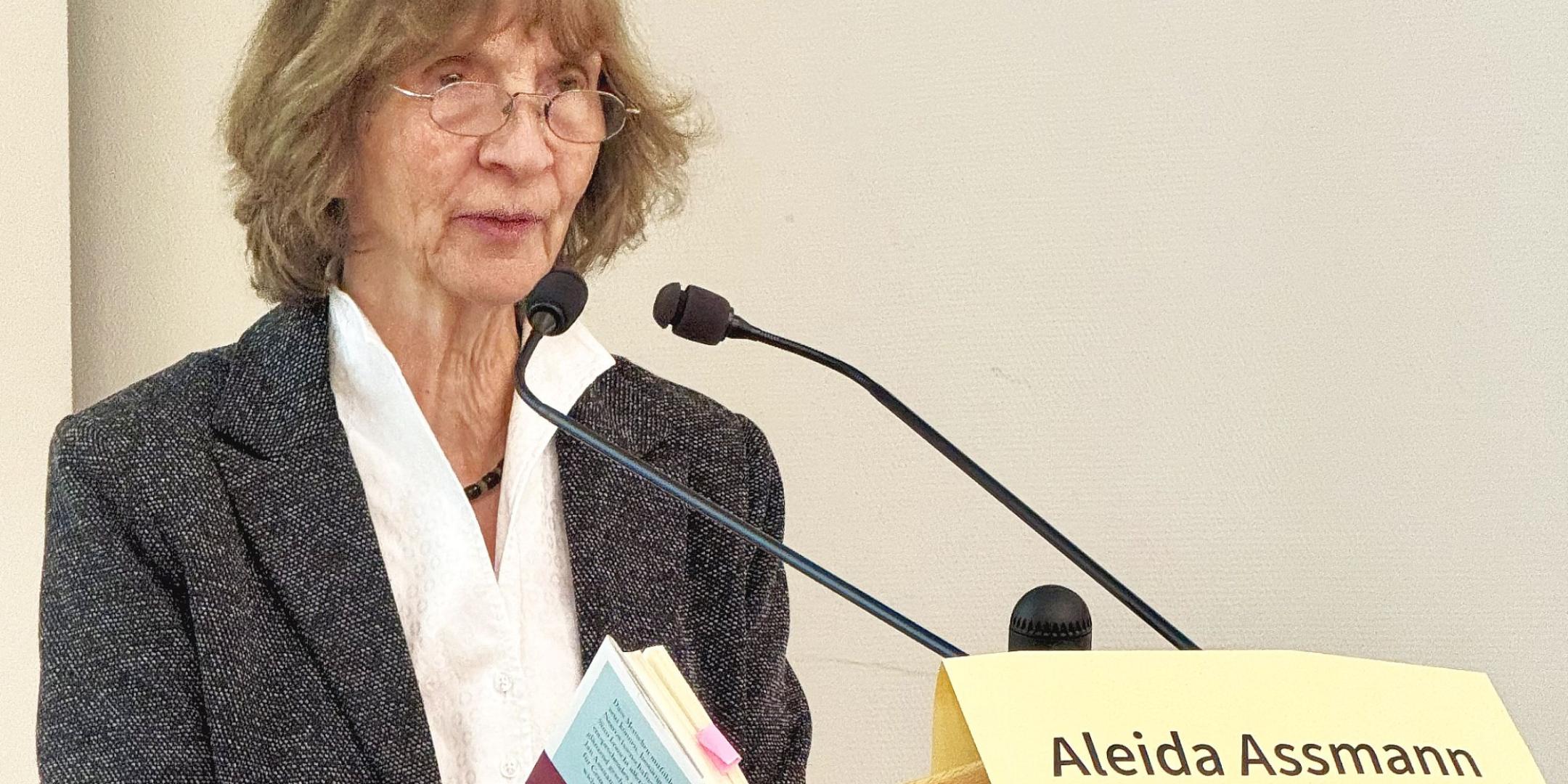 Friedenspreis-Trägerin Prof. Dr. Aleida Assmann am Rednerpult.