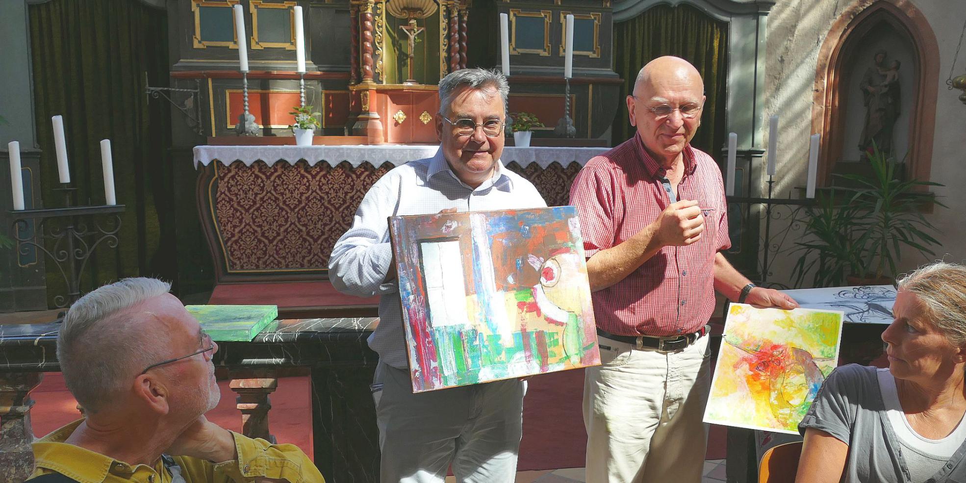 Zum Abschluss des Ateliers würdigten Jörg Frank und Joachim Fey (Mitte, von rechts) die entstandenen Arbeiten.