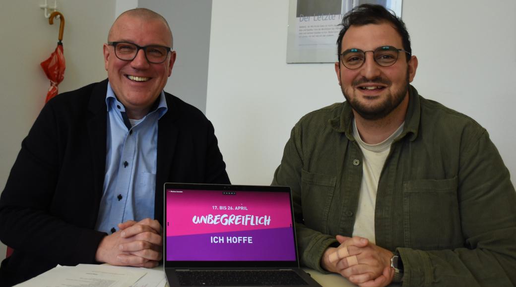 Domkapitular Matthias Struth (links) und Dario Tumminelli, organisatorischer Leiter, stellen das Motto der Heilig-Rock-Tage 2026 vor.