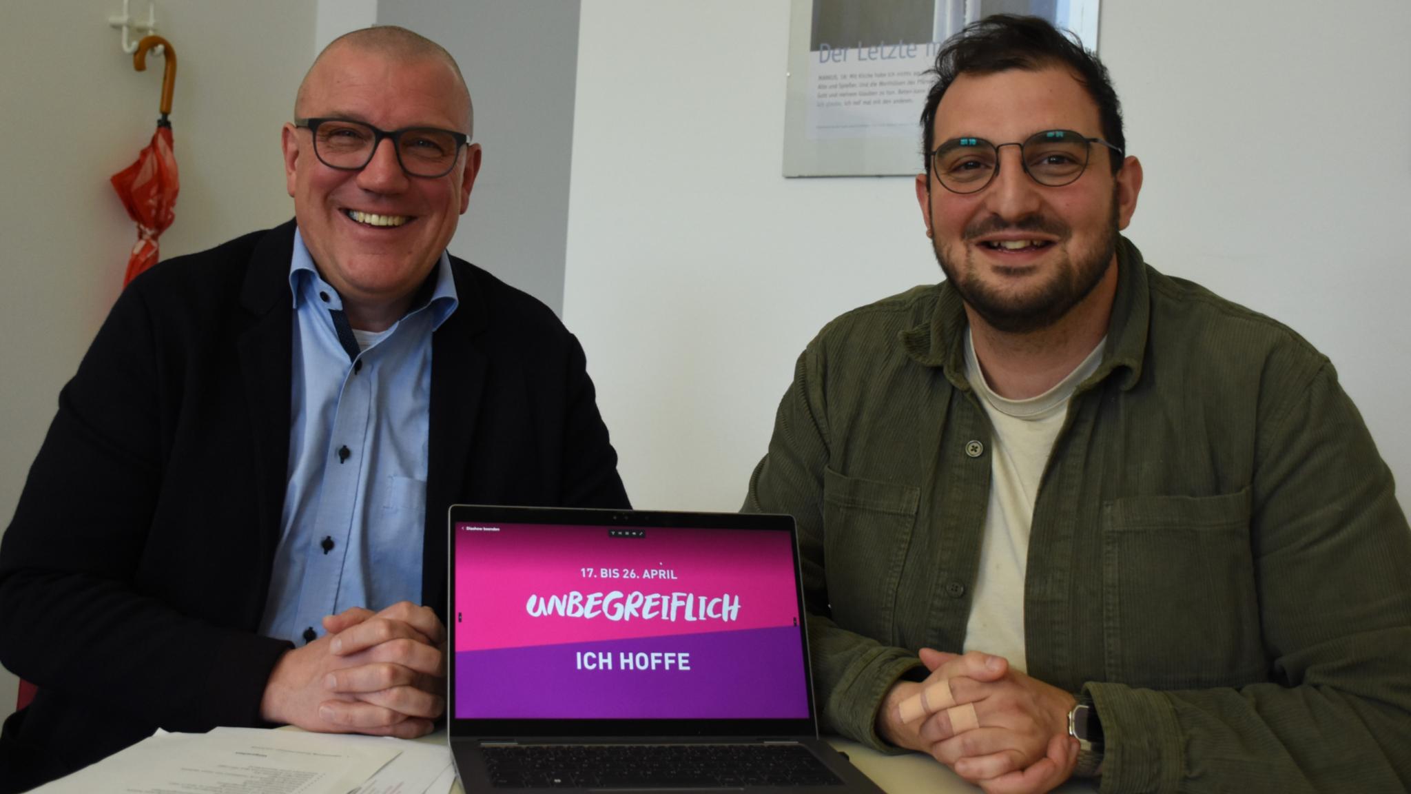 Domkapitular Matthias Struth (links) und Dario Tumminelli, organisatorischer Leiter, stellen das Motto der Heilig-Rock-Tage 2026 vor.