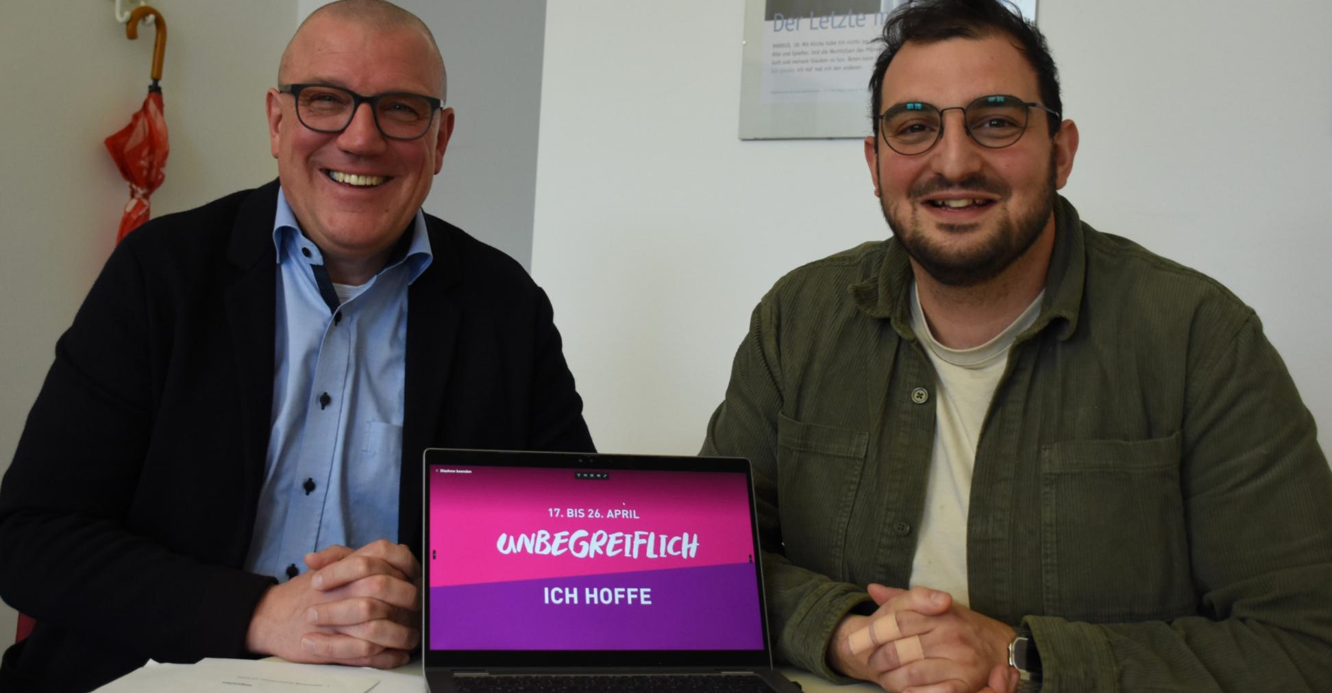 Domkapitular Matthias Struth (links) und Dario Tumminelli, organisatorischer Leiter, stellen das Motto der Heilig-Rock-Tage 2026 vor.