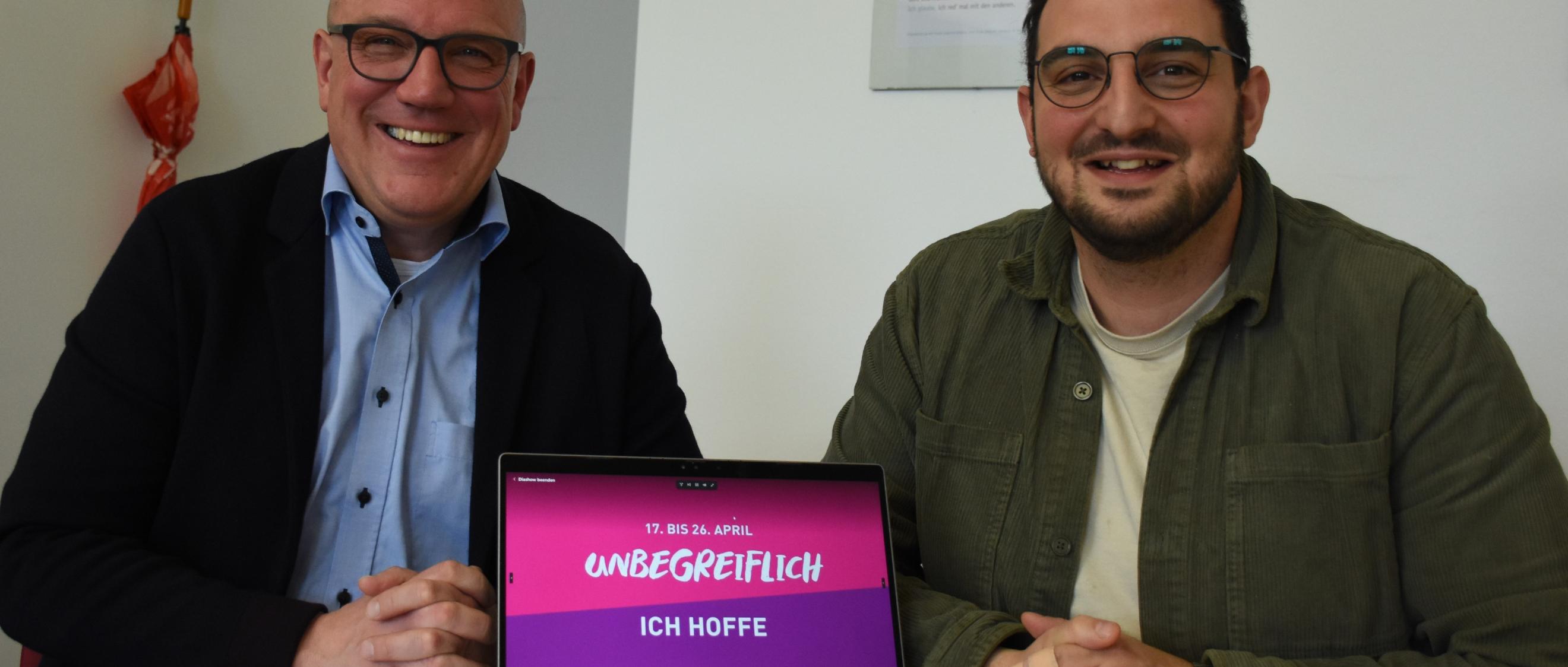 Domkapitular Matthias Struth (links) und Dario Tumminelli, organisatorischer Leiter, stellen das Motto der Heilig-Rock-Tage 2026 vor.