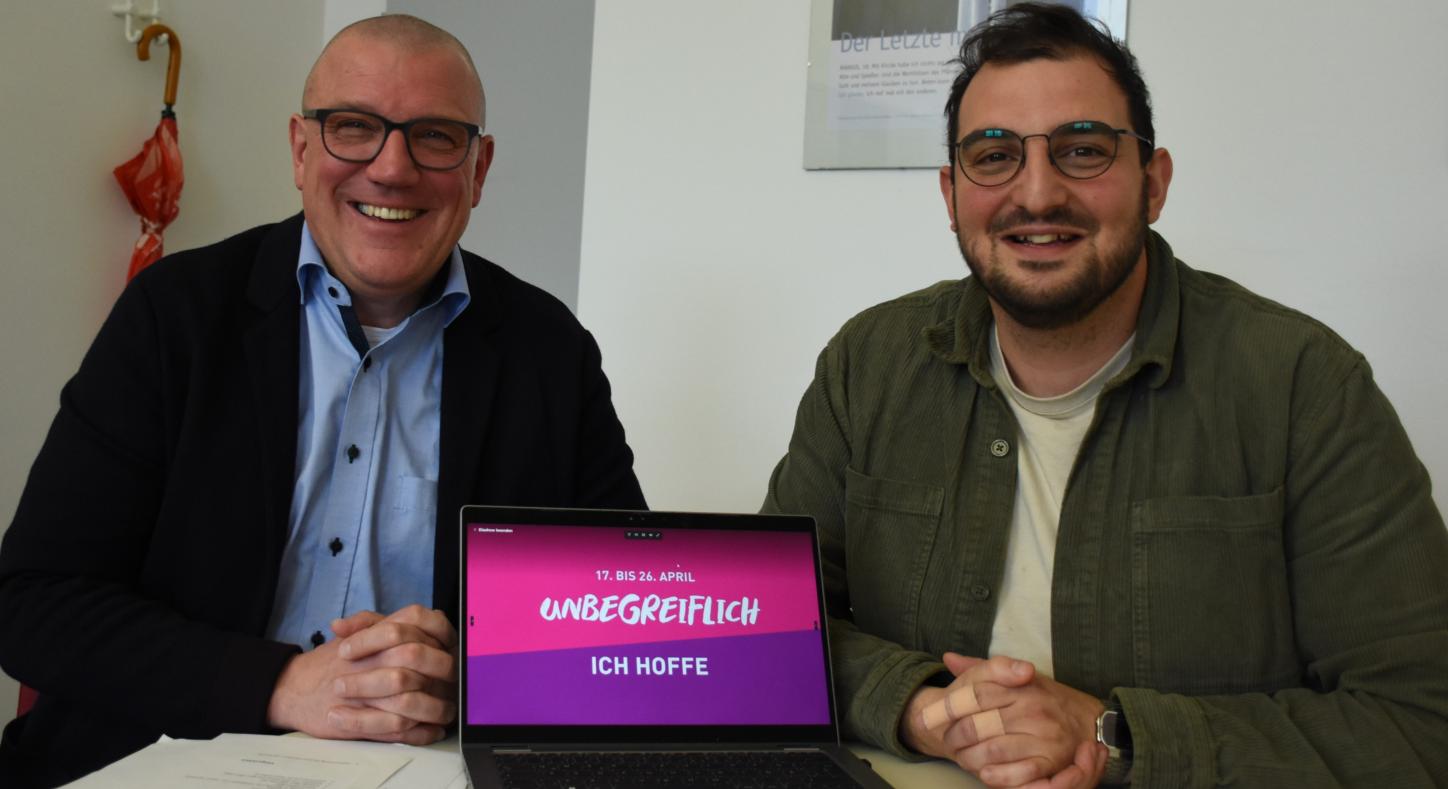 Domkapitular Matthias Struth (links) und Dario Tumminelli, organisatorischer Leiter, stellen das Motto der Heilig-Rock-Tage 2026 vor.