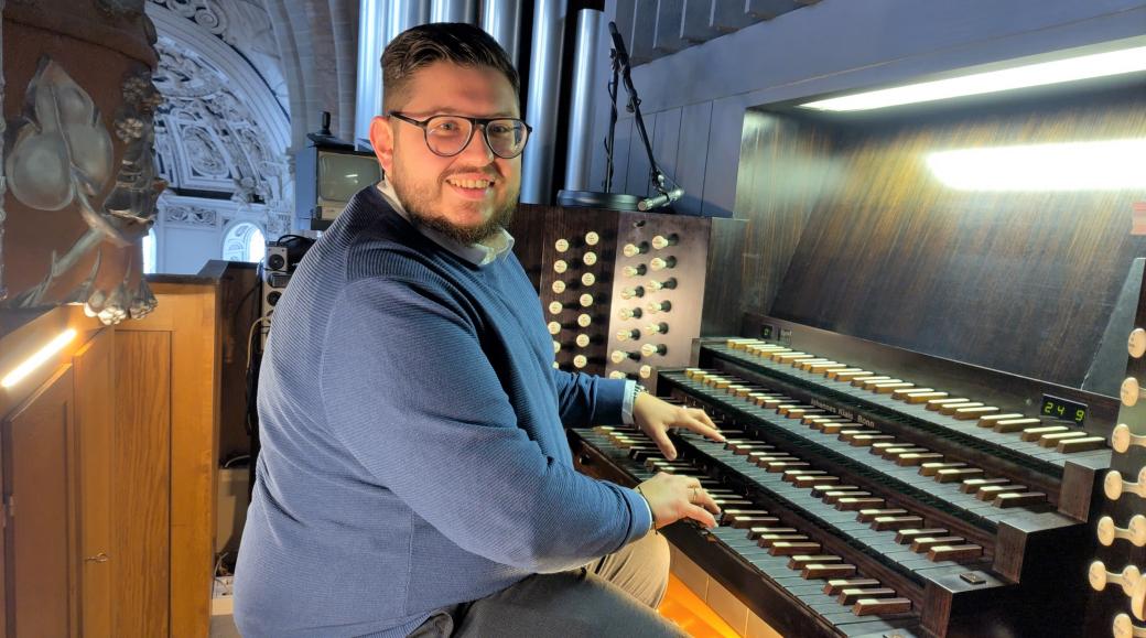 Domorganist Marcel Elisch an der Schwalbennestorgel.
