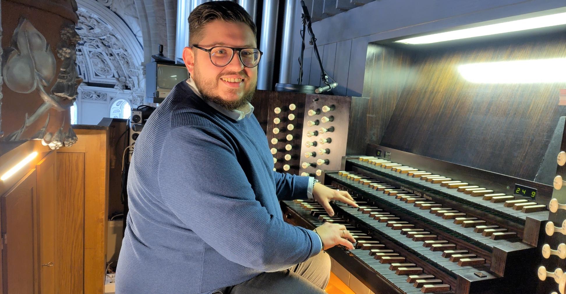 Domorganist Marcel Elisch an der Schwalbennestorgel.